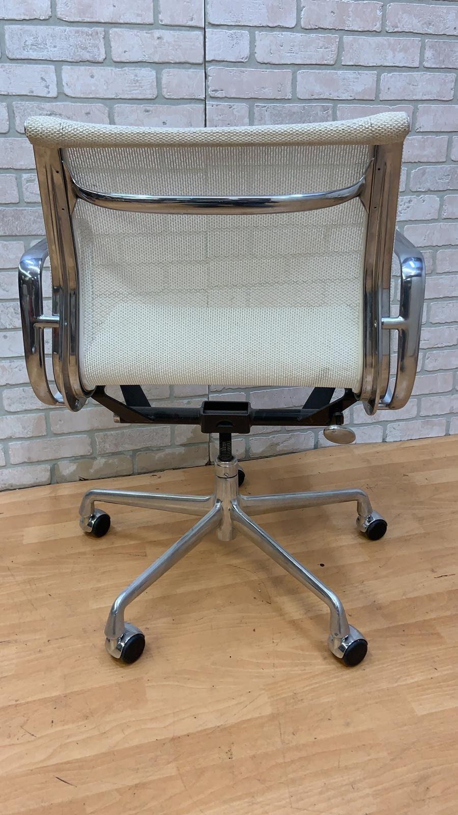 MCM Herman Miller Style Low Back White Mesh Office Chairs, Set of 4 In Good Condition In Chicago, IL