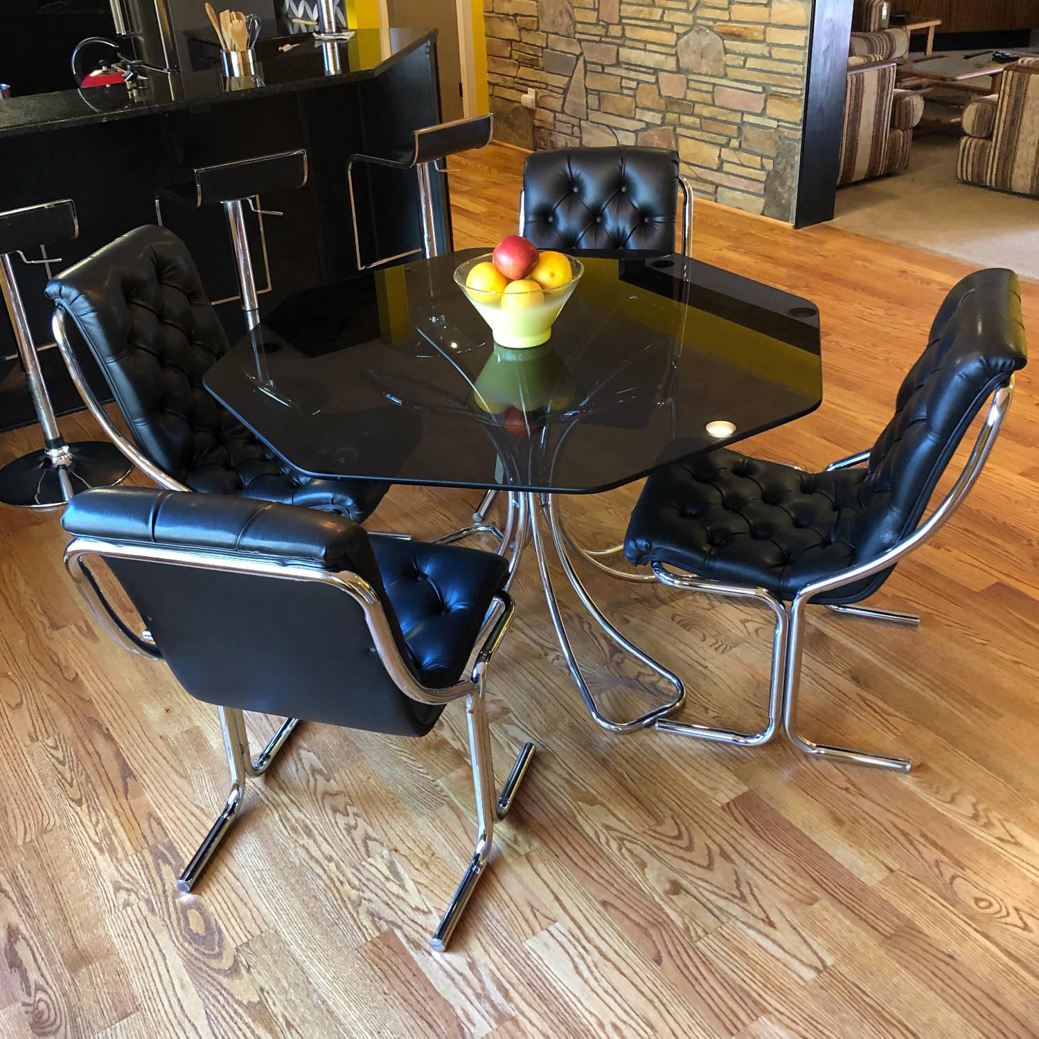 Postmoderne MCM Hexagonal Smoked Glass Tubular Chrome Table Tufted Scoop Chairs Dinette Set en vente