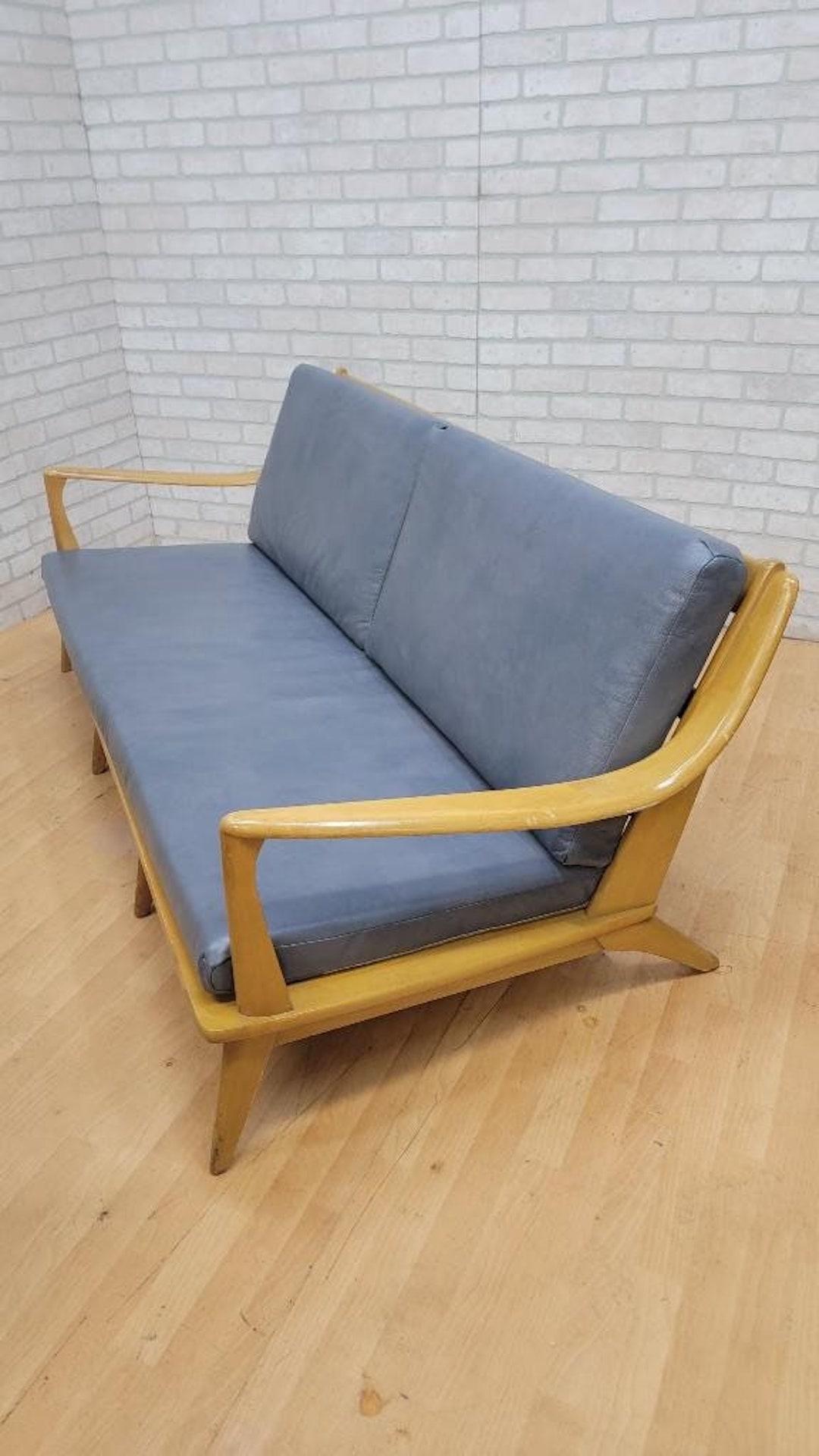 Canapé et fauteuil Heywood Wakefield Aristocraft de style moderne du milieu du siècle, récemment retapissés - Ensemble 2 pièces 

Cet ensemble canapé et fauteuil Heywood Wakefield Aristocraft, de style moderne du milieu du siècle, a une finition blé