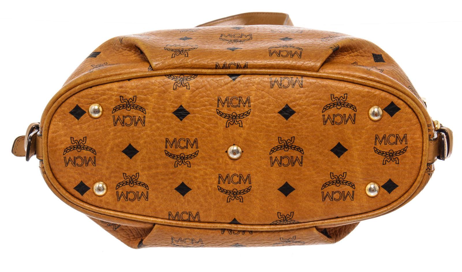 MCM Hobo-Tasche aus beschichtetem Segeltuch mit cognacfarbenem Visetos-Monogramm und goldfarbenen Beschlägen im Zustand „Relativ gut“ in Irvine, CA