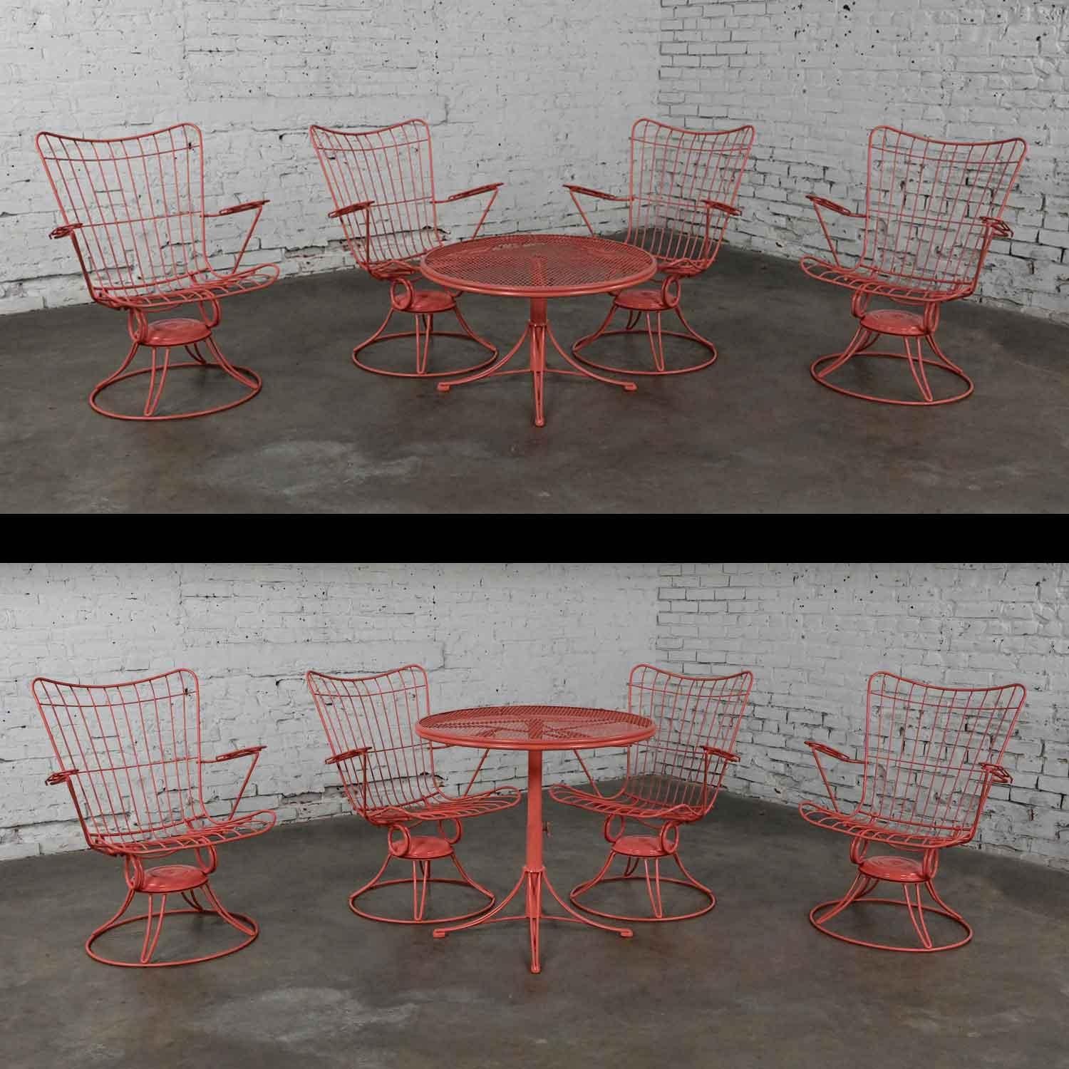 Américain MCM Homecrest table de salle à manger ou table basse réglable en corail et 4 chaises Springer pour l'extérieur en vente