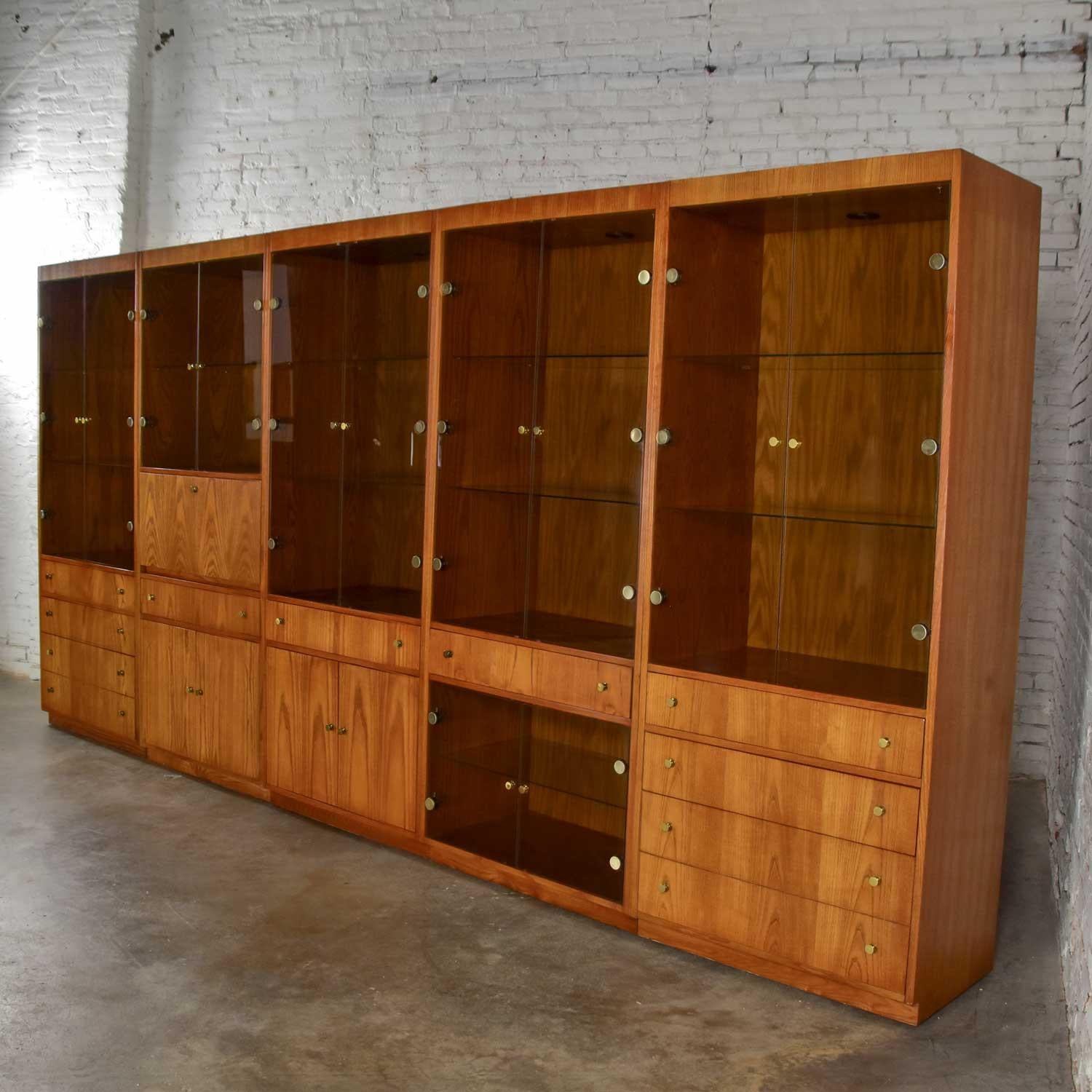 MCM Hooker 5 Section Oak Veneer Display Cabinet Wall Unit Smoked Glass Doors In Good Condition In Topeka, KS