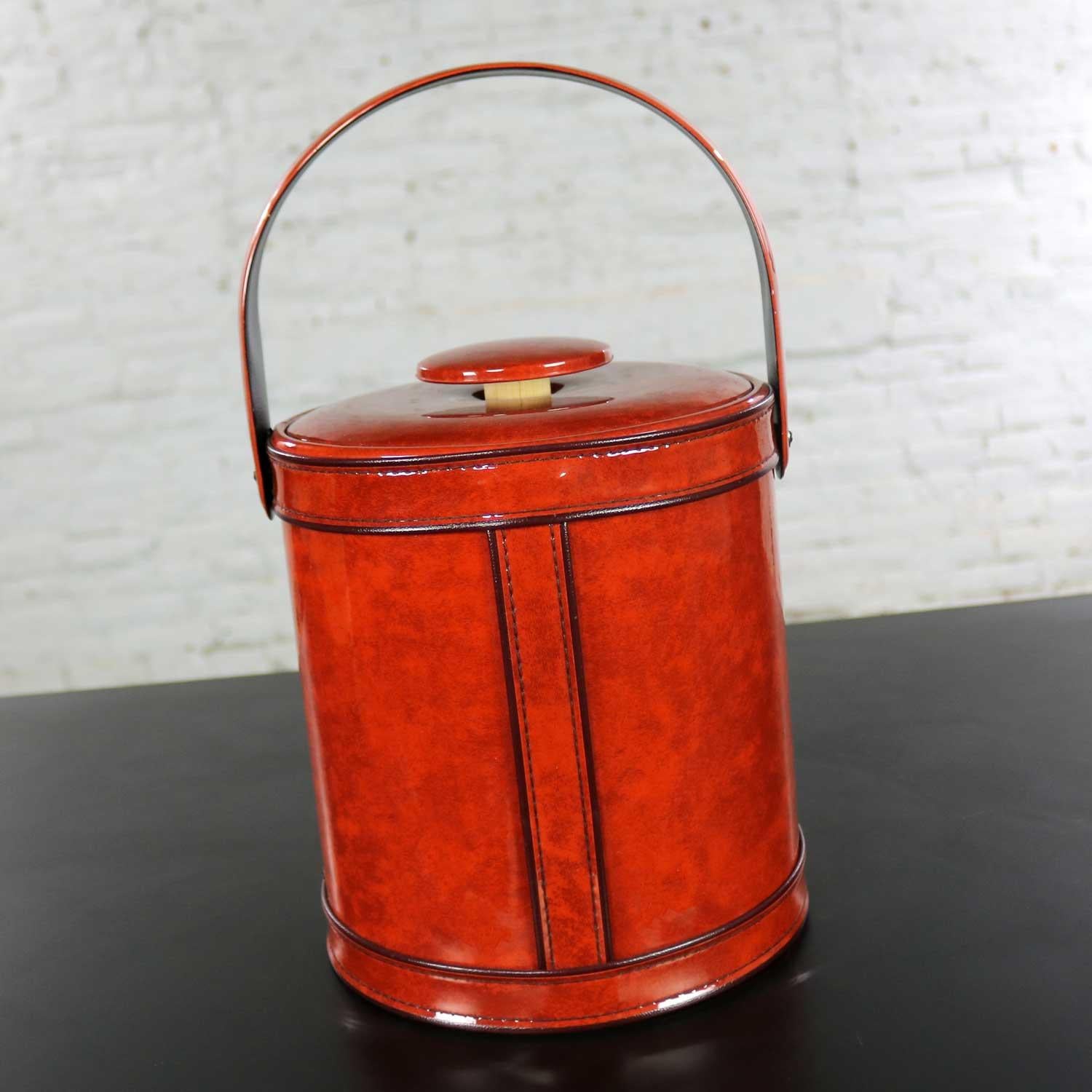 Maravillosa cubitera vintage moderna de mediados de siglo firmada por George Briard Cubitera exterior original de imitación de charol naranja quemado con asa en forma de U, tapa redonda con asa circular grande y cubitera interior de plástico blanco.