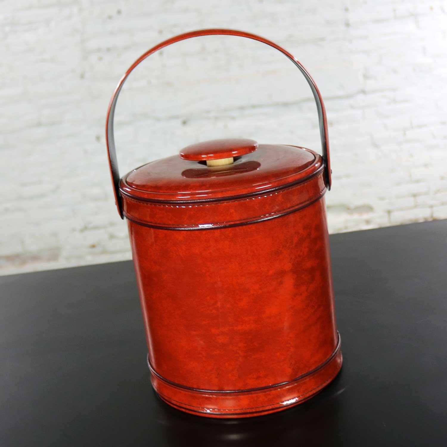Cubitera MCM firmada George Briard Naranja quemado imitación charol Estadounidense