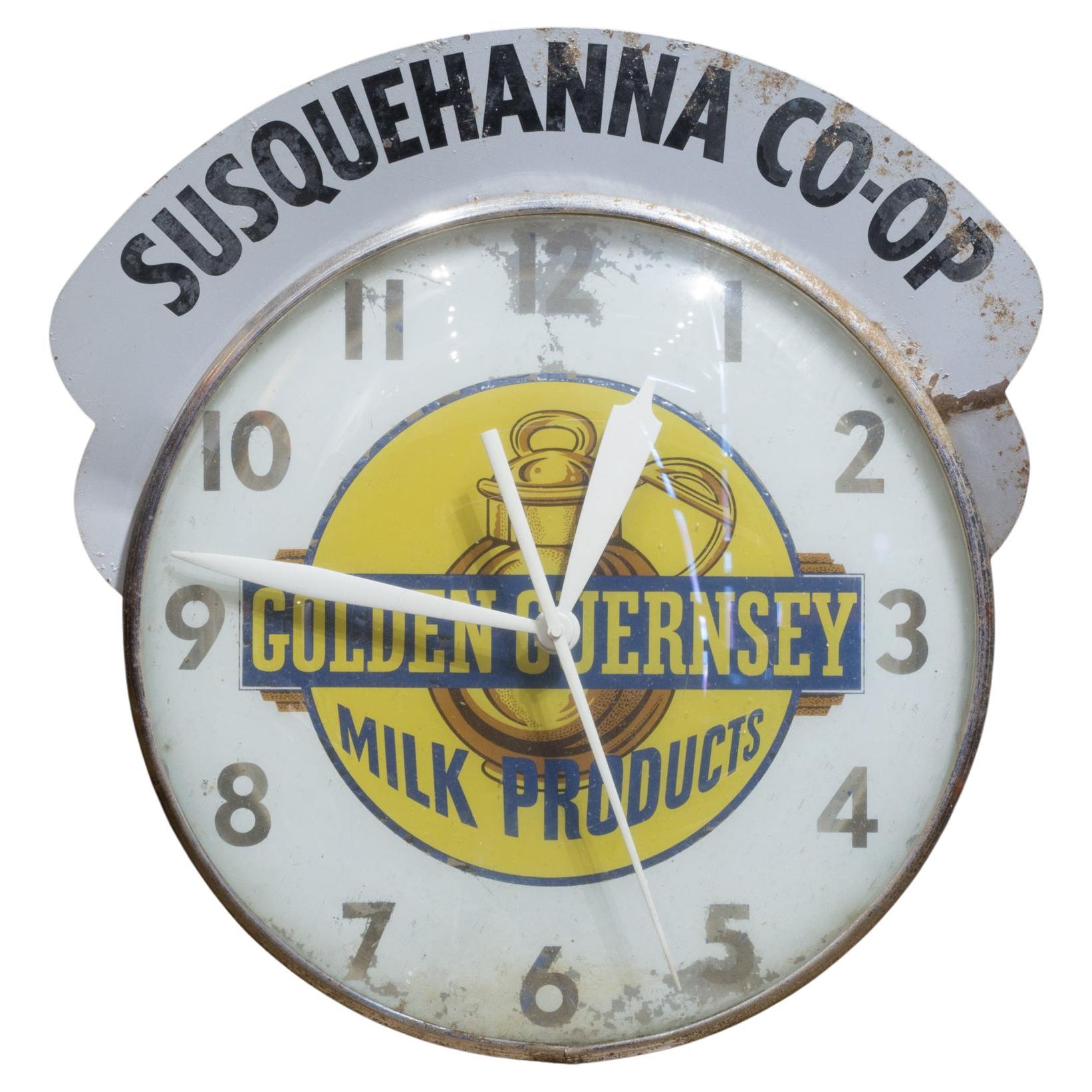 Orologio da parete pubblicitario MCM illuminato "Golden Guernsey Milk Products", 1950 ca. in vendita