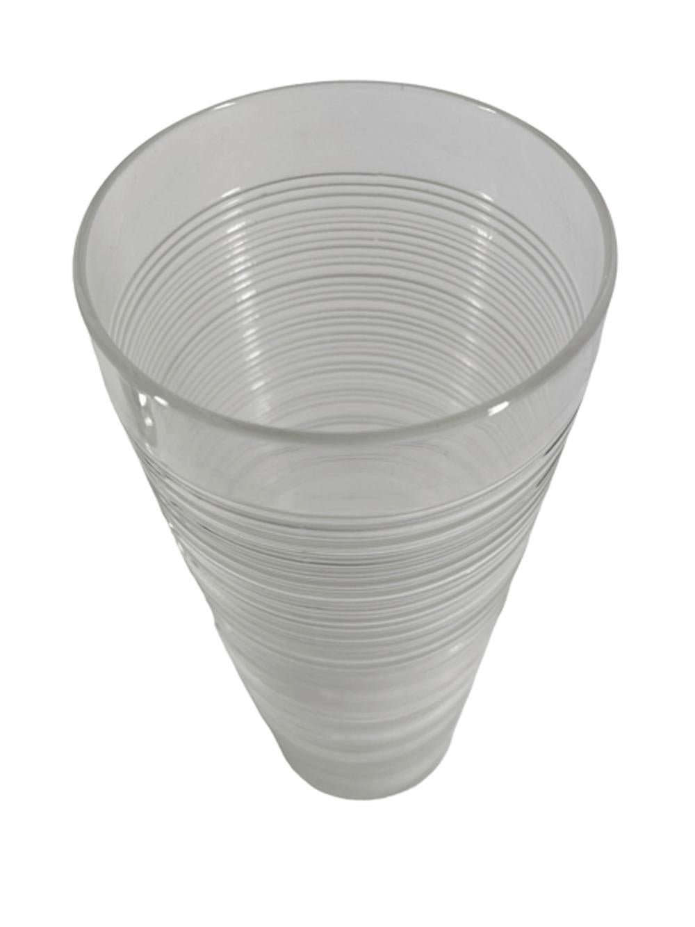 Shakers de cocktail Imperial Glass Co de forme cylindrique en verre fileté transparent avec couvercle chromé. Le design de ce Shakers date de 1935 et a été réédité dans les années 1950 dans cette version de 48 oz.