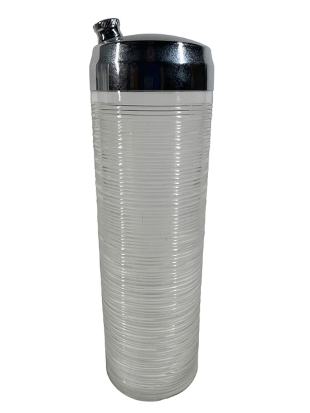 Shaker à cocktail Imperial Glass Clear Threaded Glass avec couvercle chromé MCM en vente 1