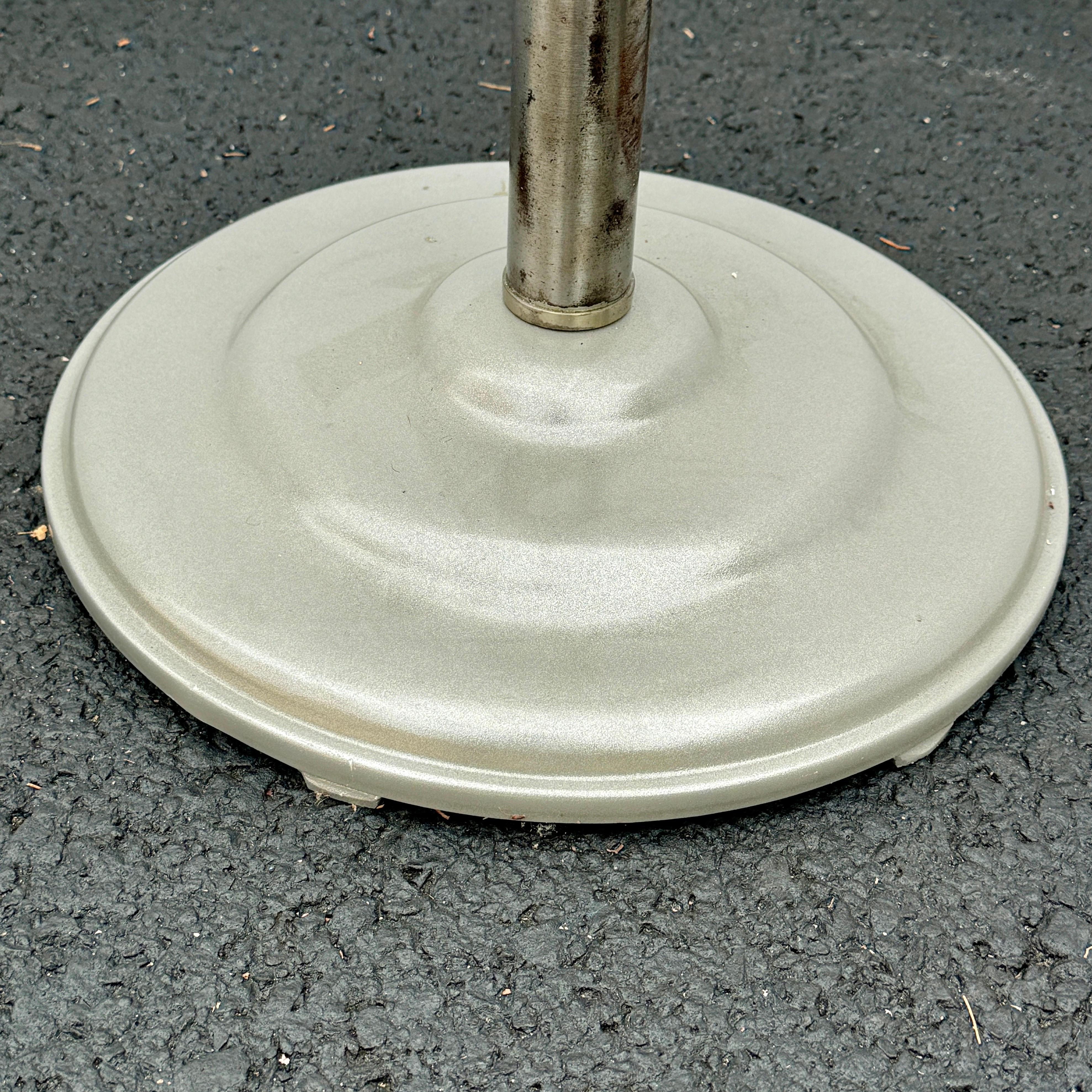 MCM Industrial Freistehender Kleiderbügel aus Chrom und Messing im Angebot 4