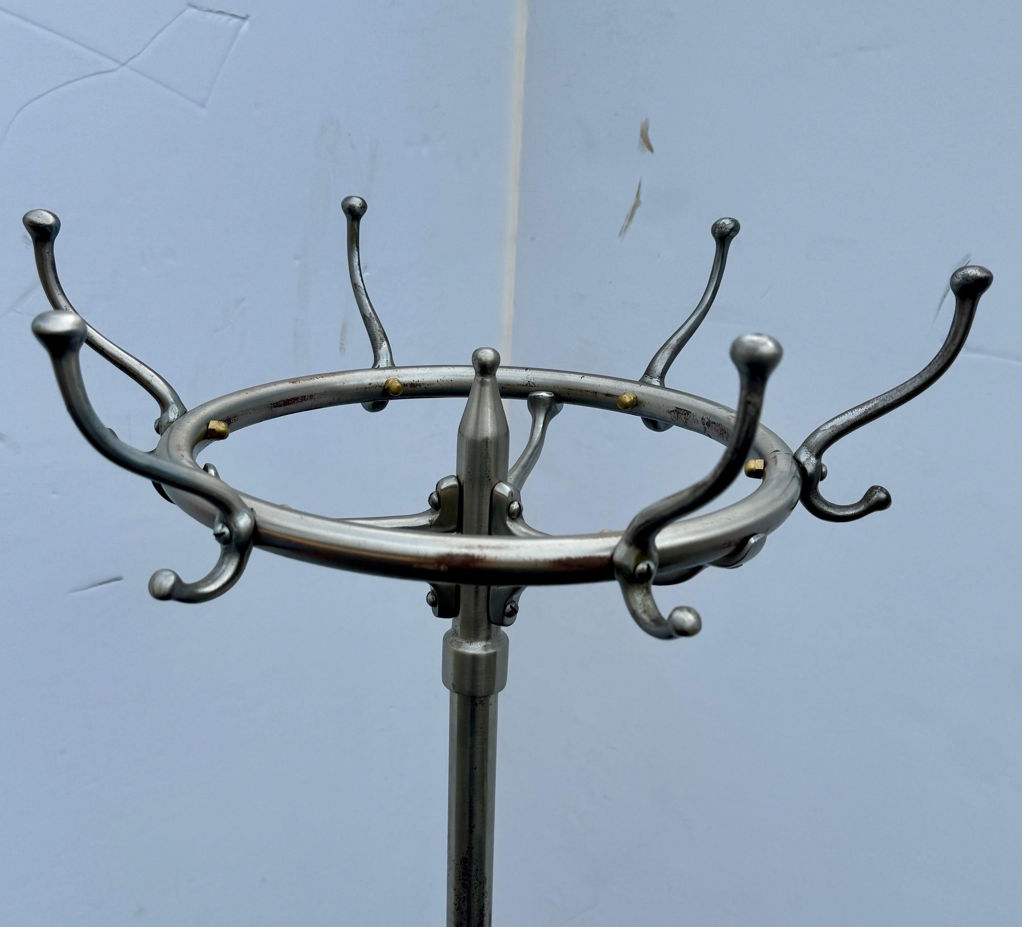 Mitte des Jahrhunderts  Freistehender Kleiderbügel aus Chrom und Messing. Perfektes Stück für das Foyer eines Hauses sowie für den Einzelhandel. 
