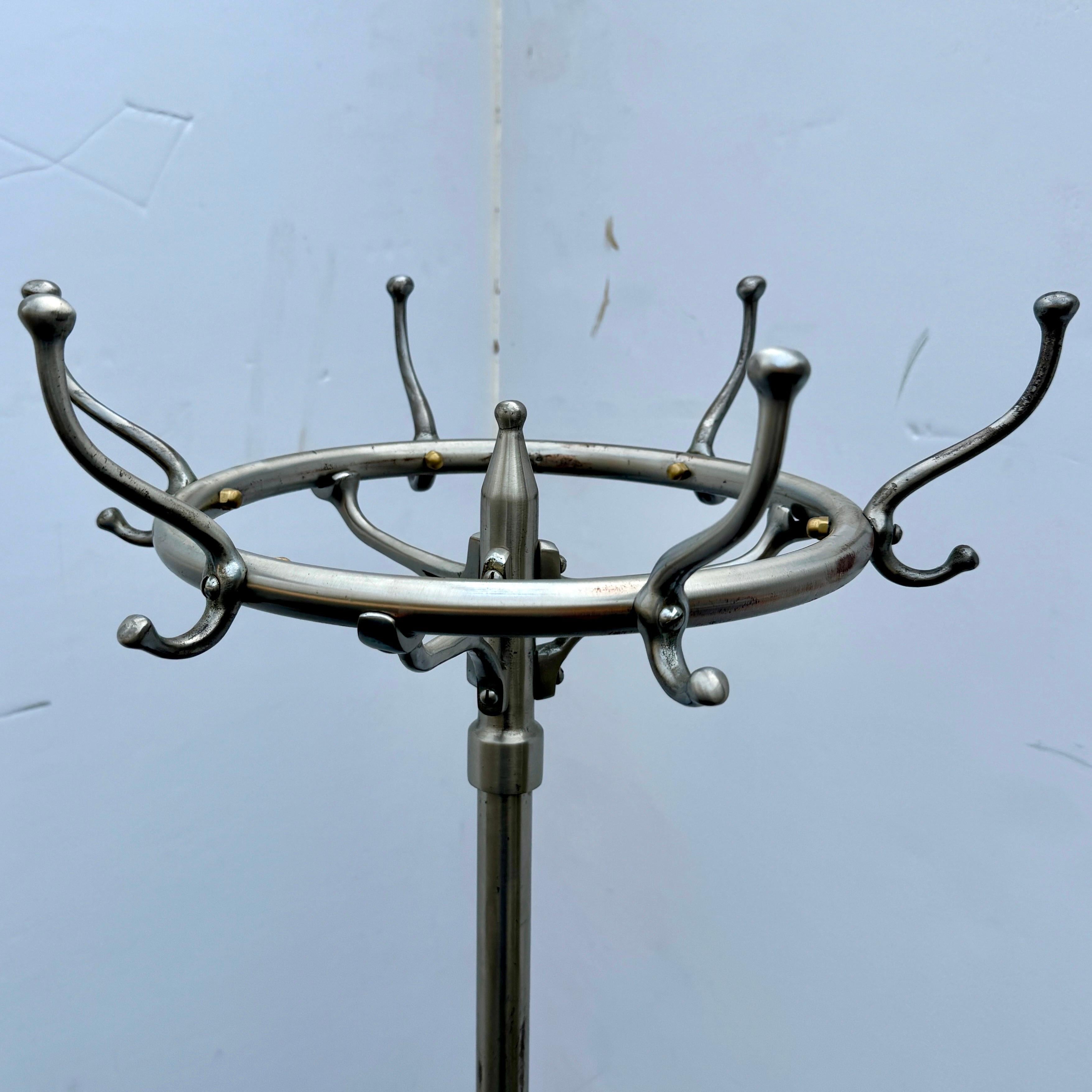 MCM Industrial Freistehender Kleiderbügel aus Chrom und Messing (20. Jahrhundert) im Angebot