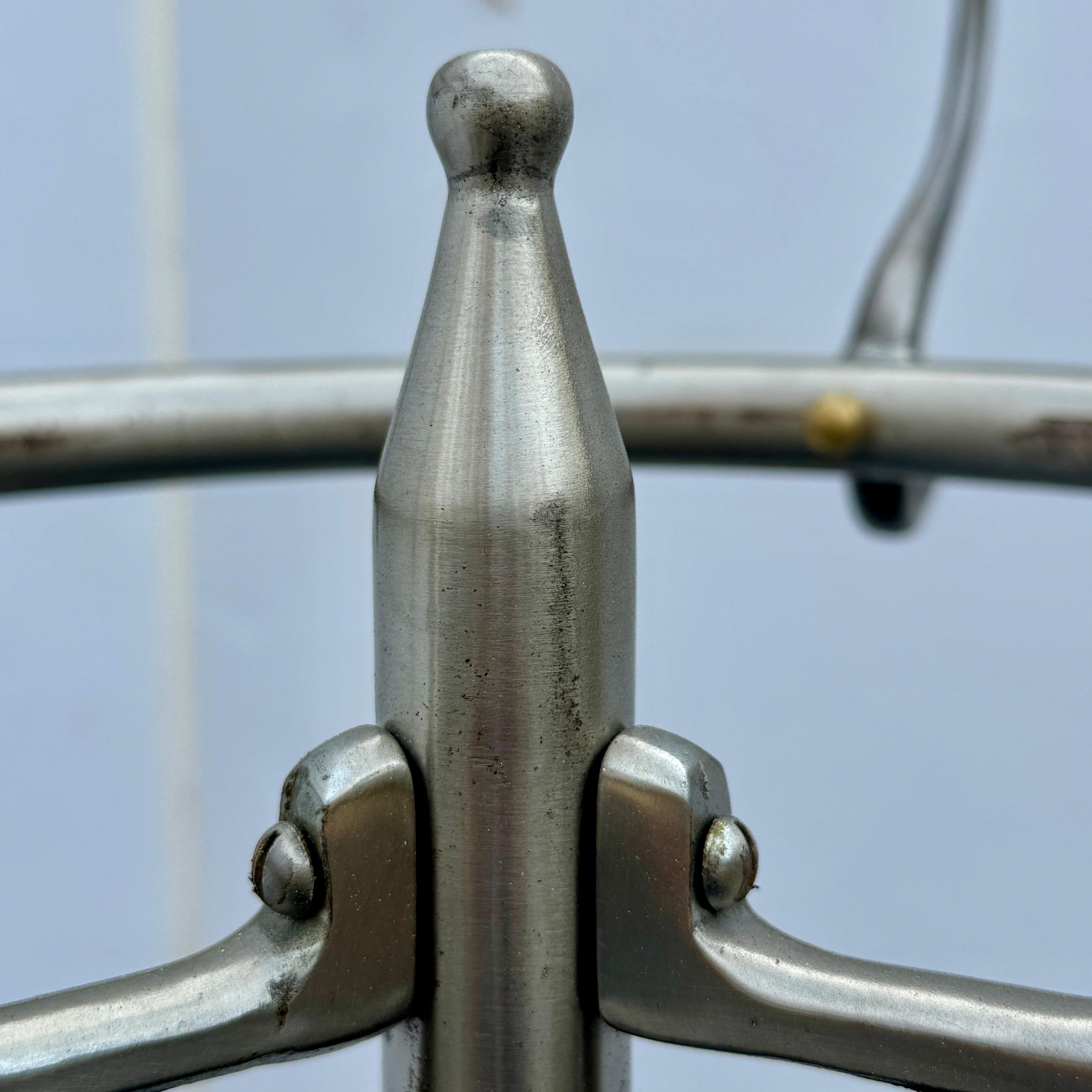 MCM Industrial Freistehender Kleiderbügel aus Chrom und Messing im Angebot 1