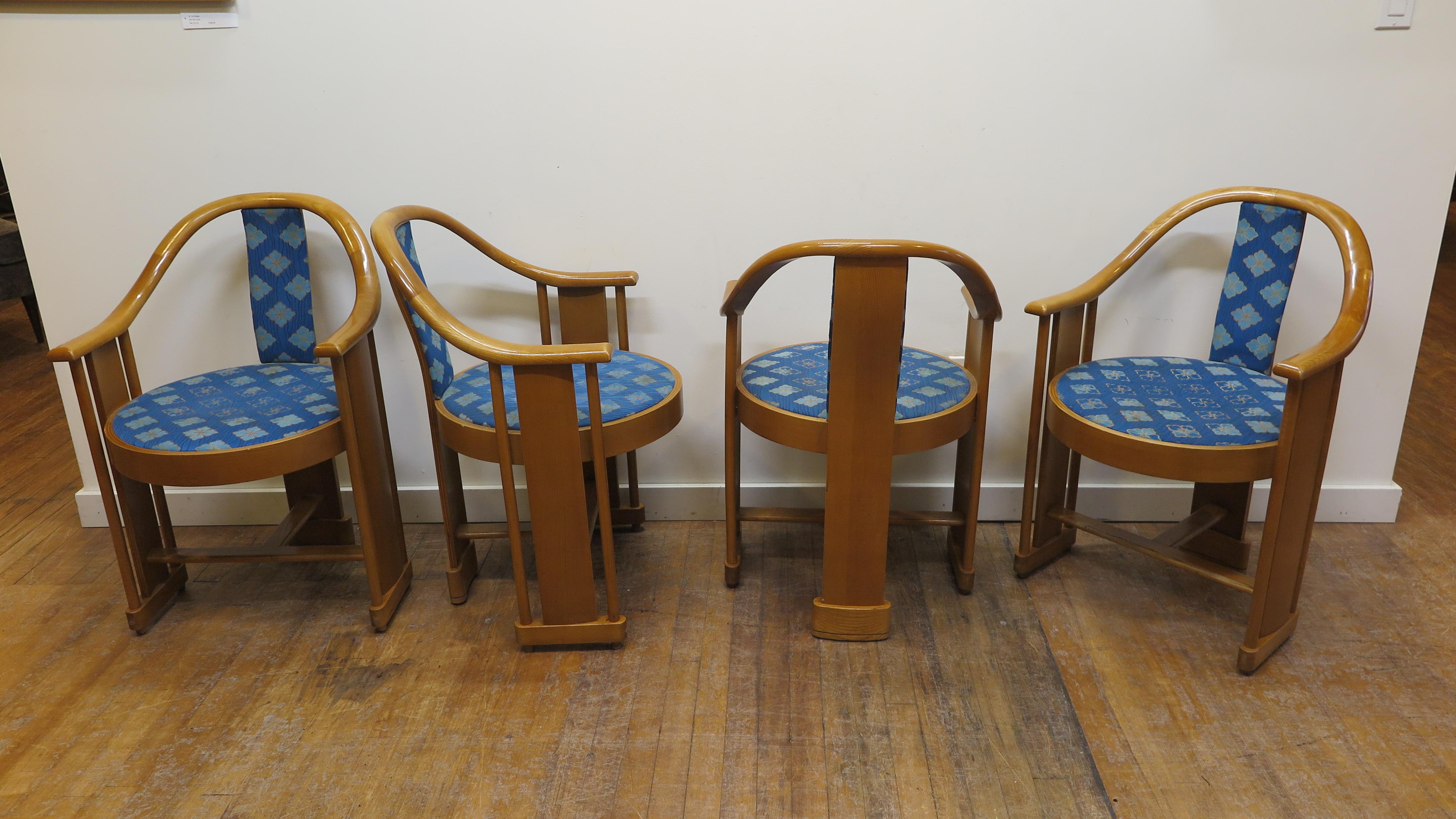 Satz von vier Bugholzstühlen mit runder Rückenlehne von Colber & Trocadero, Italien, im Stil des Deco.
Colber & Trocadero, Hersteller von hochwertigen Möbeln, wurde 1979 zu Colber of Italy. Stühle sind in gutem Zustand einige Dellen auf dem Holz