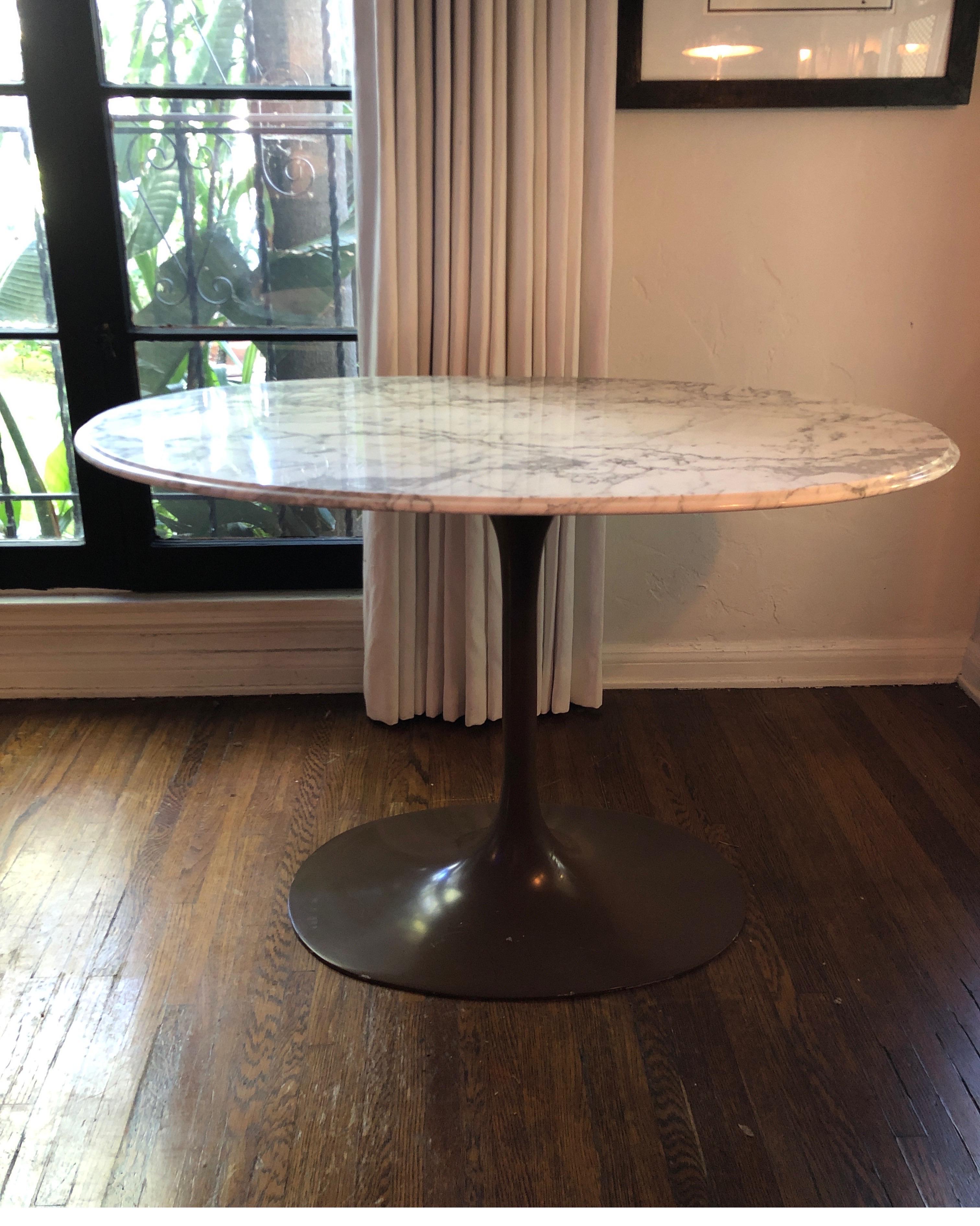 Mid-Century Modern vintage oval tulip table with Italian marble top.
Metal base in brown/bronze color.
Knoll Eero Saarinen Knoll style.

Top is white/black Carrara marble measuring: 46 x 28 inches.