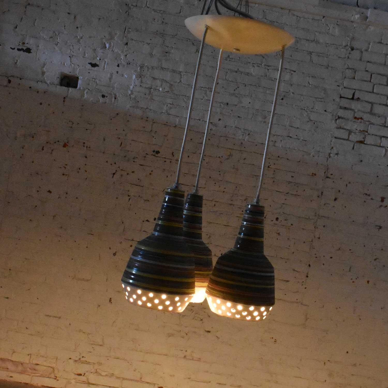 MCM Italian Ceramic Pendant Ceiling Light Attributed to Alvino Bagni for Raymor In Good Condition In Topeka, KS