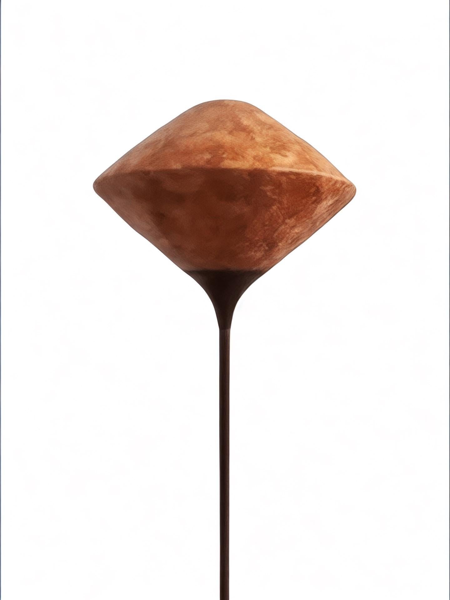 Questa lampada da terra italiana del Mid-Century Modern è un vero e proprio pezzo forte. Il paralume scultoreo ispirato ai petali floreali si illumina di una calda tonalità ambrata, proiettando una luce soffusa e d'ambiente che eleva immediatamente