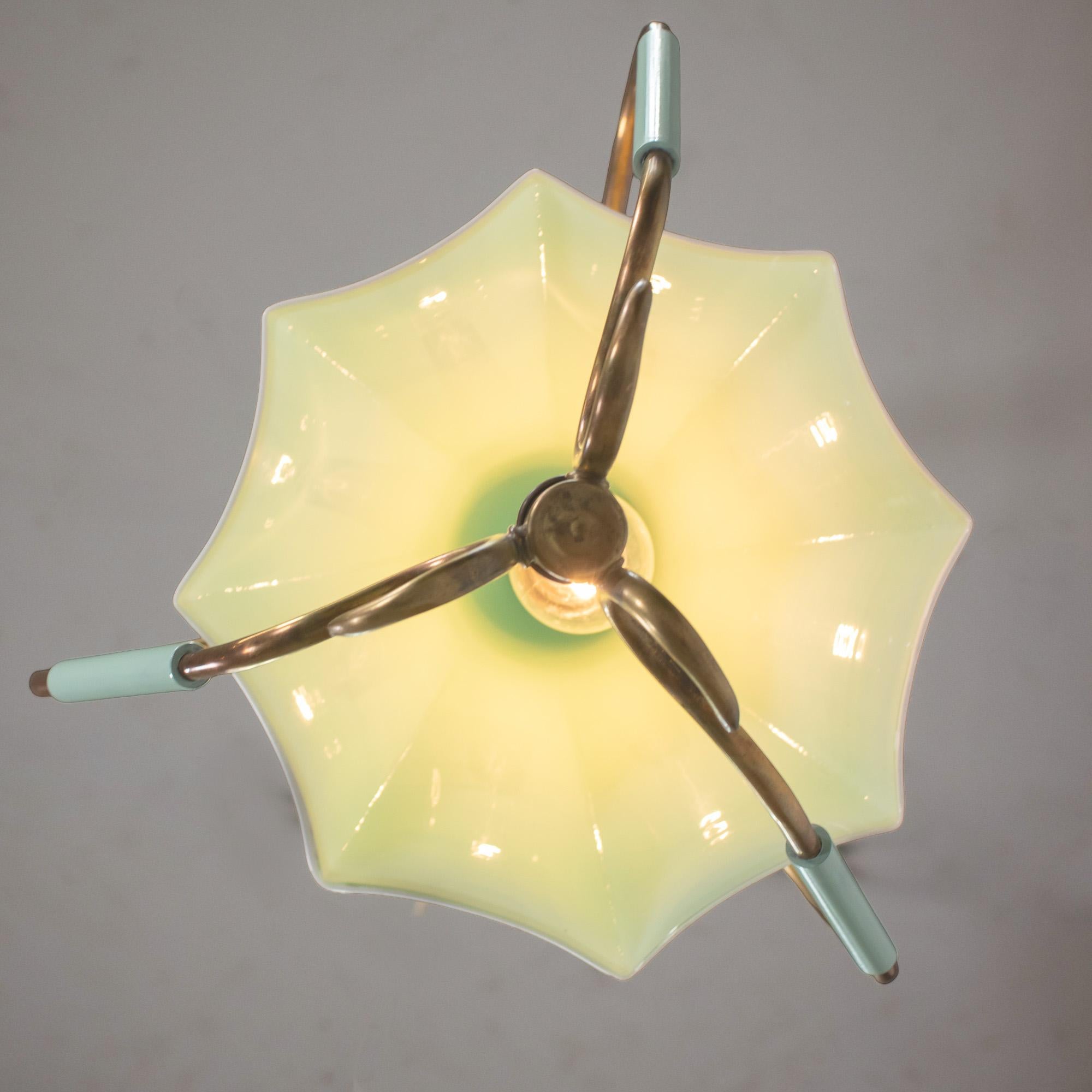 20ième siècle Pendentif en verre de Murano opalin vert de MCM dans le style de Fontana Arte en vente