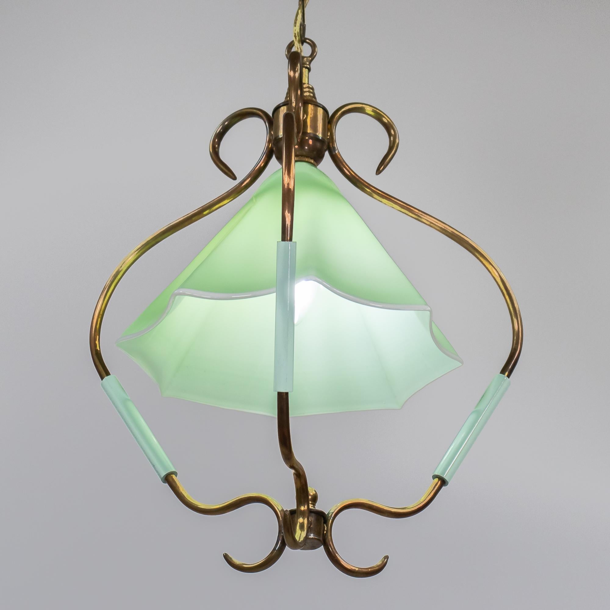 Laiton Pendentif en verre de Murano opalin vert de MCM dans le style de Fontana Arte en vente