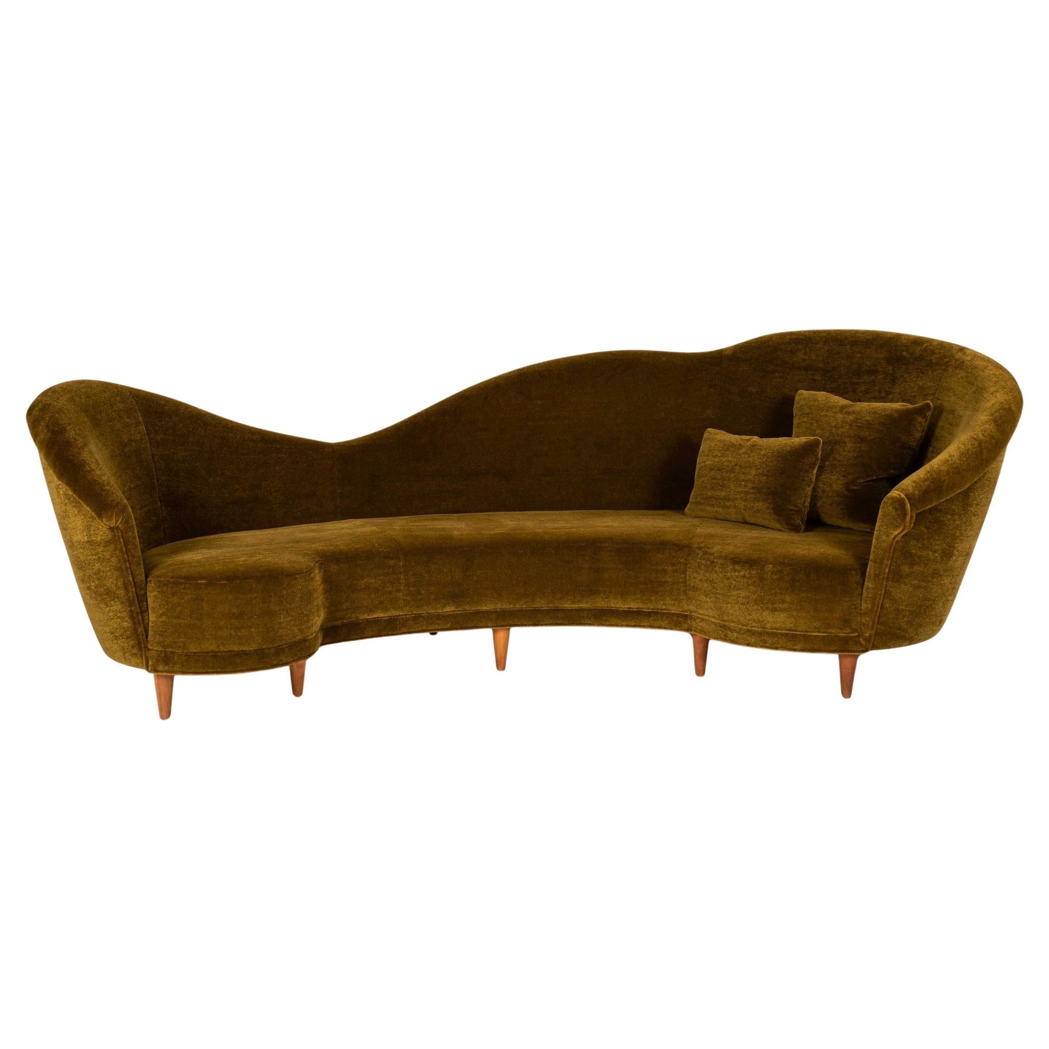 Un grande divano italiano MCM largo 115 pollici. La struttura di questo bellissimo divano vintage con schienale curvo e sinuoso è stata ridipinta professionalmente con nuovi pad e un sontuoso mohair verde muschio.