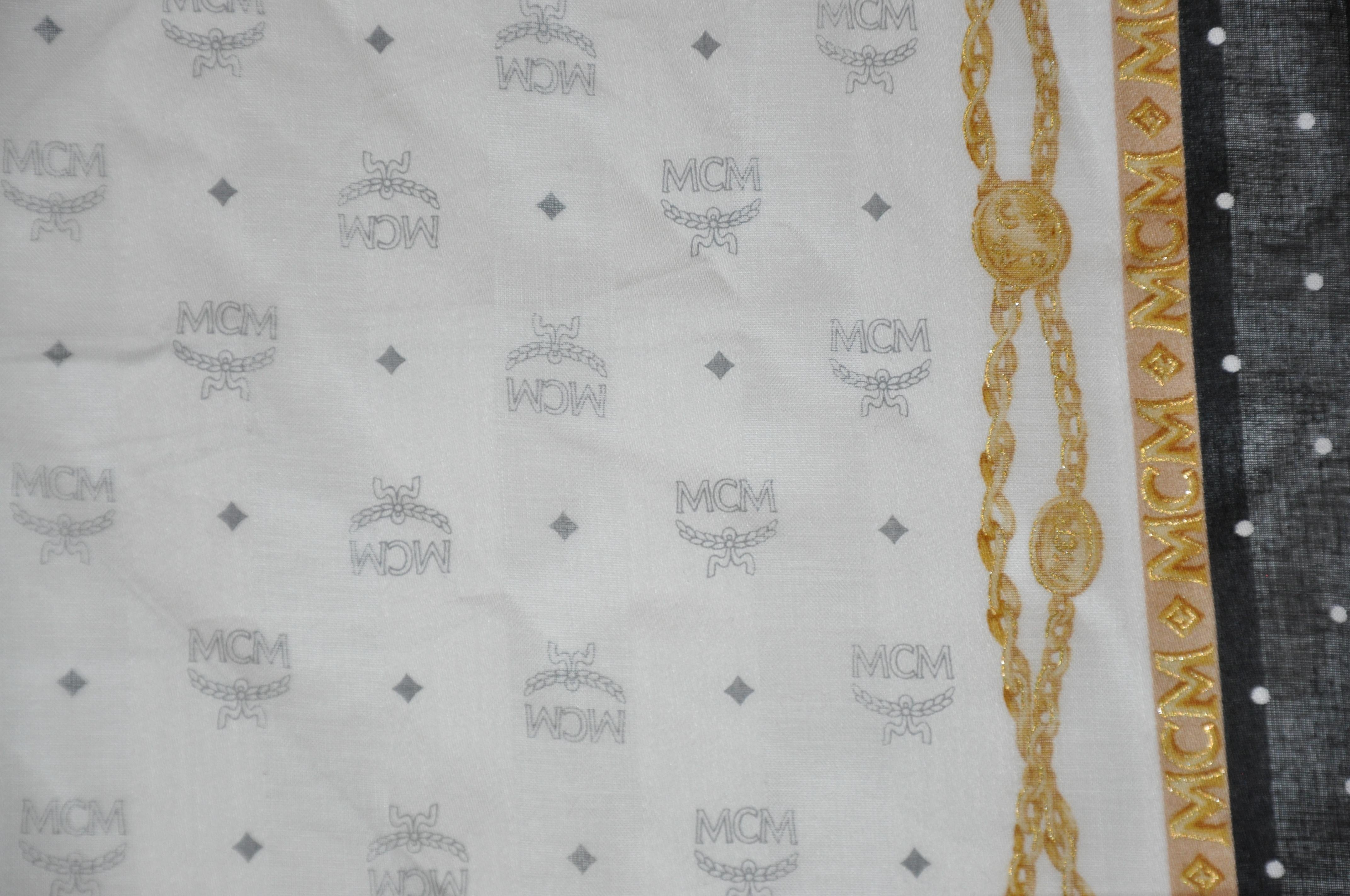 MCM - Écharpe en coton avec logo signature ivoire et bordures à pois en vente 1