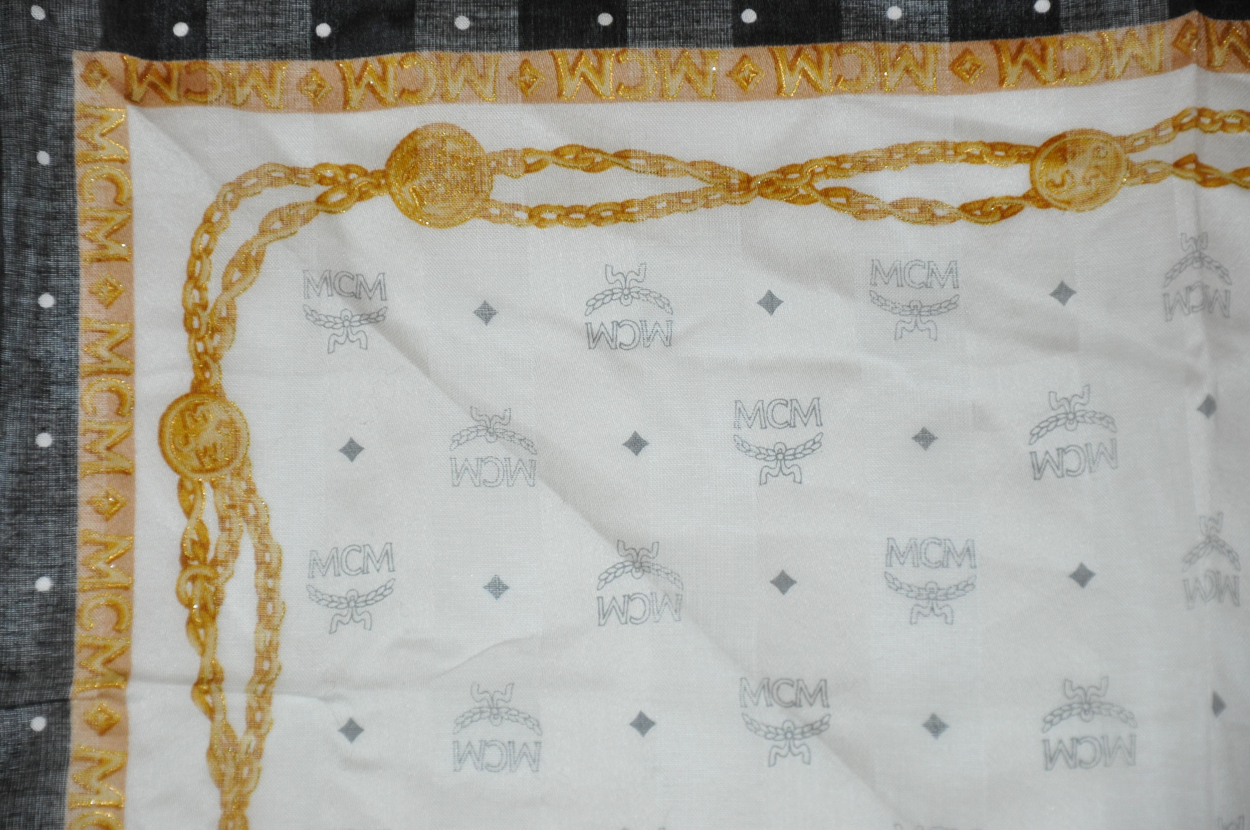 MCM - Écharpe en coton avec logo signature ivoire et bordures à pois en vente 3