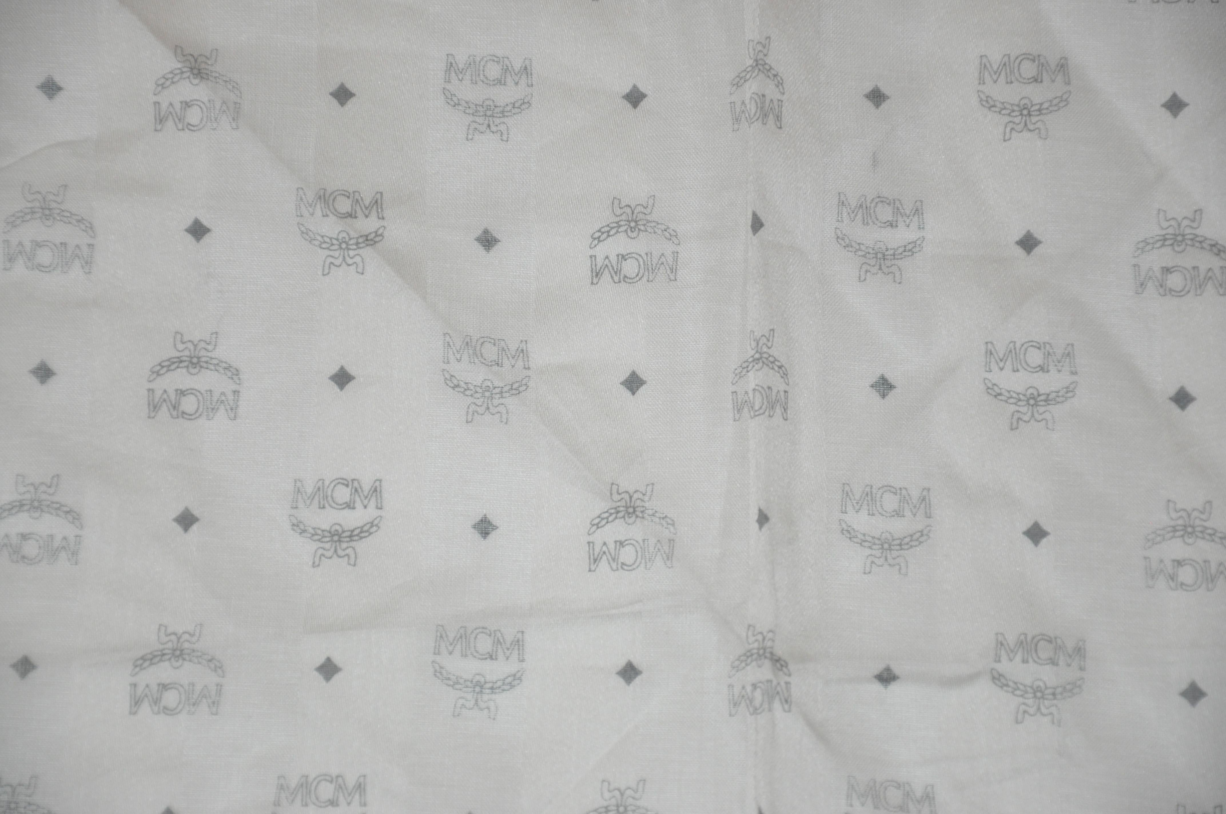 MCM - Écharpe en coton avec logo signature ivoire et bordures à pois en vente 4