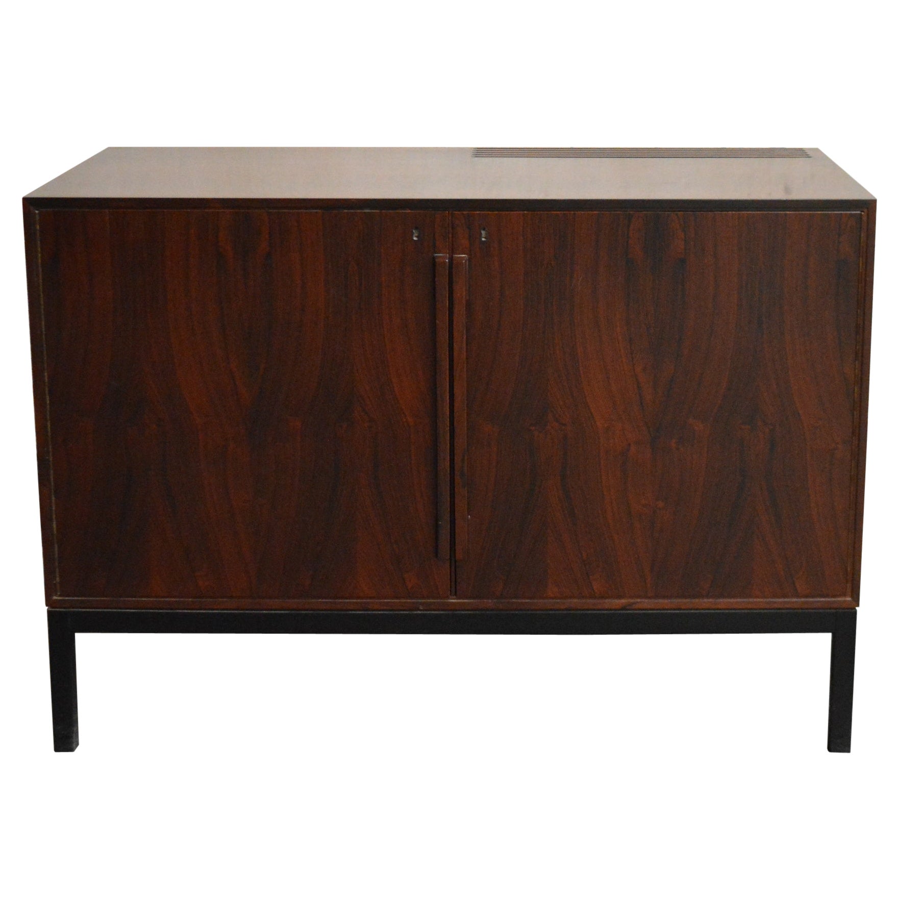 Meuble de bar avec rafraîchisseur MCM Jacaranda conçu par Bernadotte & Bjorn en vente