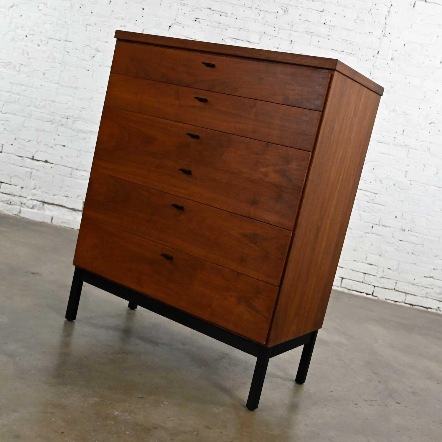 Mid-Century Modern MCM Jack Cartwright for Founders Furniture Patterns 10 Walnut Chest of Drawers 