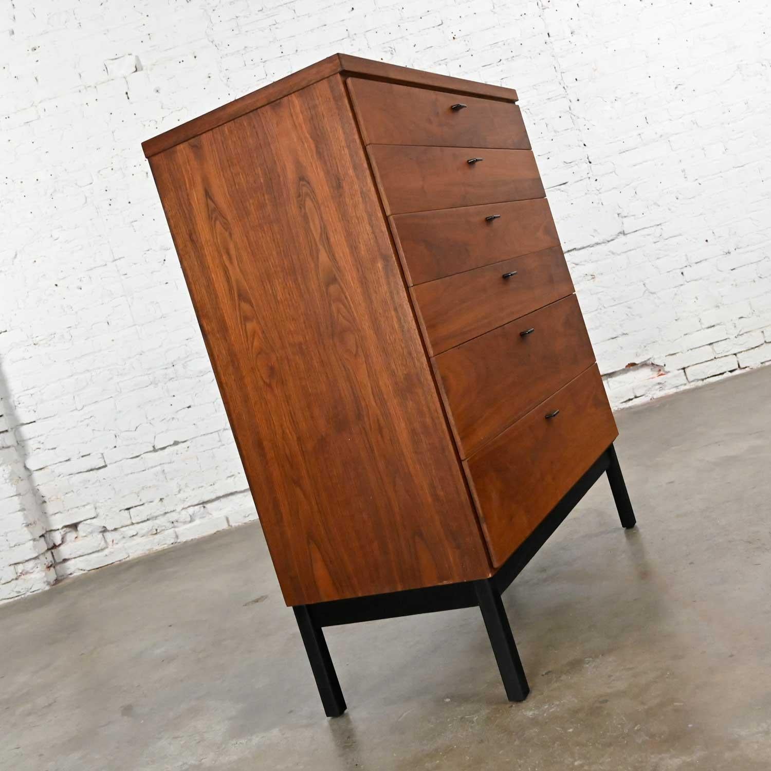 American MCM Jack Cartwright for Founders Furniture Patterns 10 Walnut Chest of Drawers 