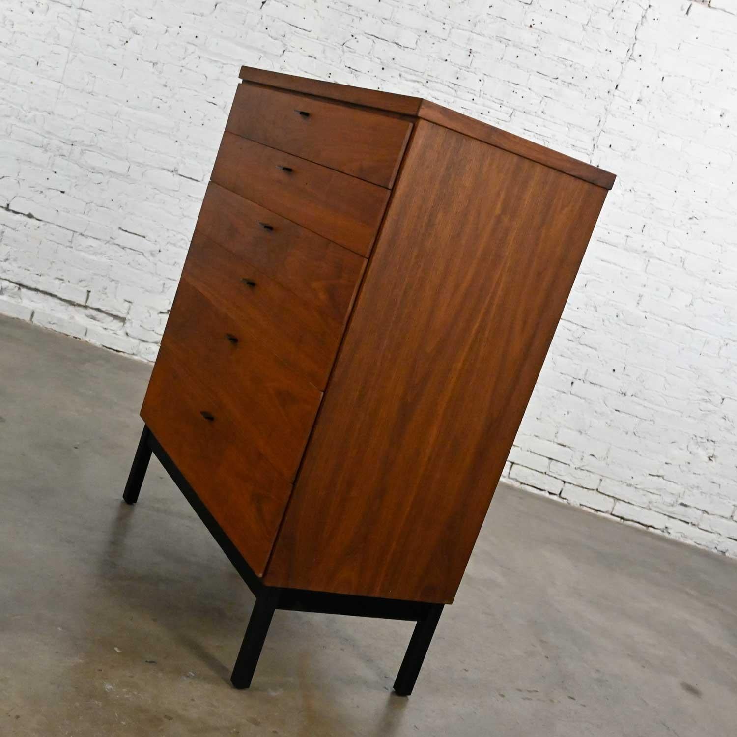 MCM Jack Cartwright for Founders Furniture Patterns 10 Walnut Chest of Drawers  In Good Condition In Topeka, KS