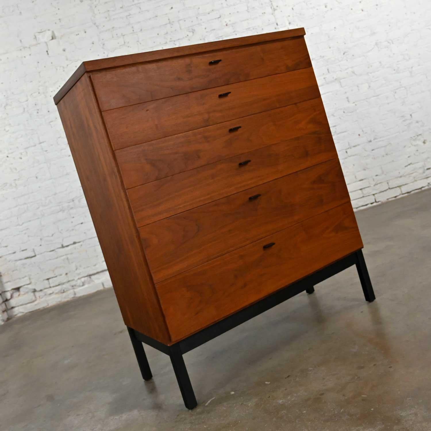 MCM Jack Cartwright for Founders Furniture Patterns 10 Walnut Chest of Drawers  1
