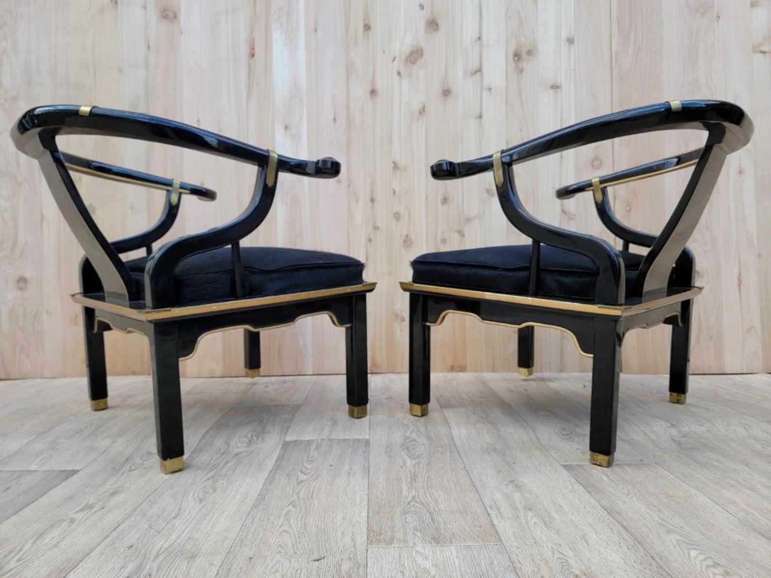Vintage Mid Century Modern James Mont Chinoiserie Style Hand Painted Black Lacquer Horseshoe Chairs Newly Upholstered in a High End Jet Black Brazilian Cow-Hide - Pair

Exquise paire de chaises assorties Old Hollywood Glam unique vintage James Mont