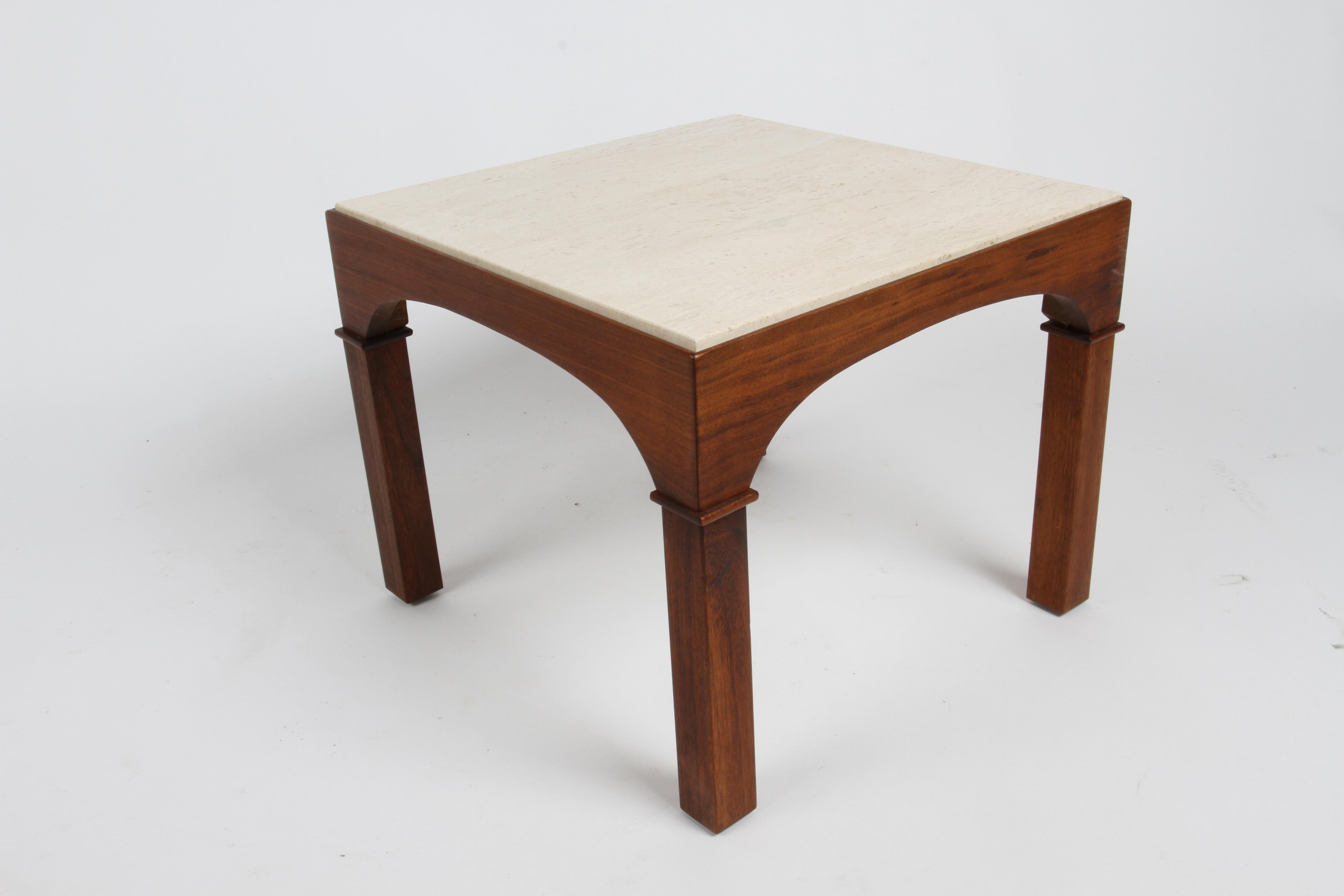 MCM John Keal for Brown Saltman Tables d'appoint en acajou avec plateaux en travertin en vente 2