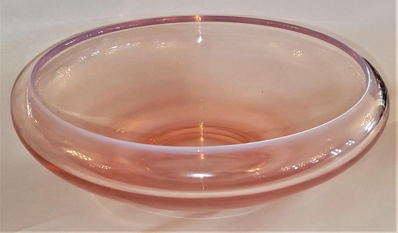 Presenting a really nice and pretty Mid-Century Modern John-Orwar Lake style opalescent art glass bowl.

Swedish, from circa 1970.

Signed……but we cannot make out the signature…..it looks like the letter “L” and in my opinion it is a John-Orwar