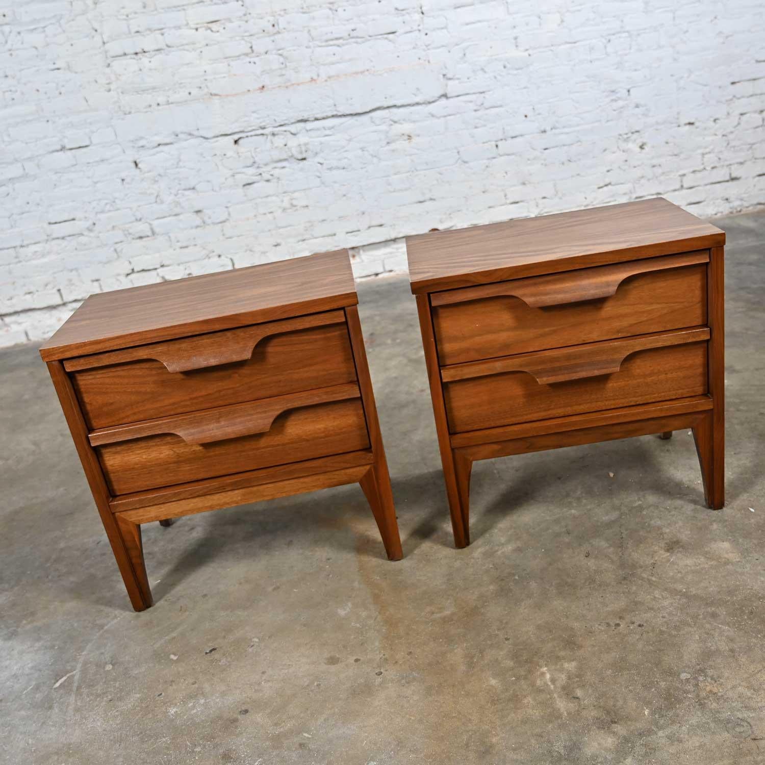 Handsome vintage Mid-Century Modern Johnson Carper Fashion Trend pair of walnut nightstands or end tables. Beautiful condition, keeping in mind that these are vintage and not new so will have signs of use and wear. Please see photos and zoom in for