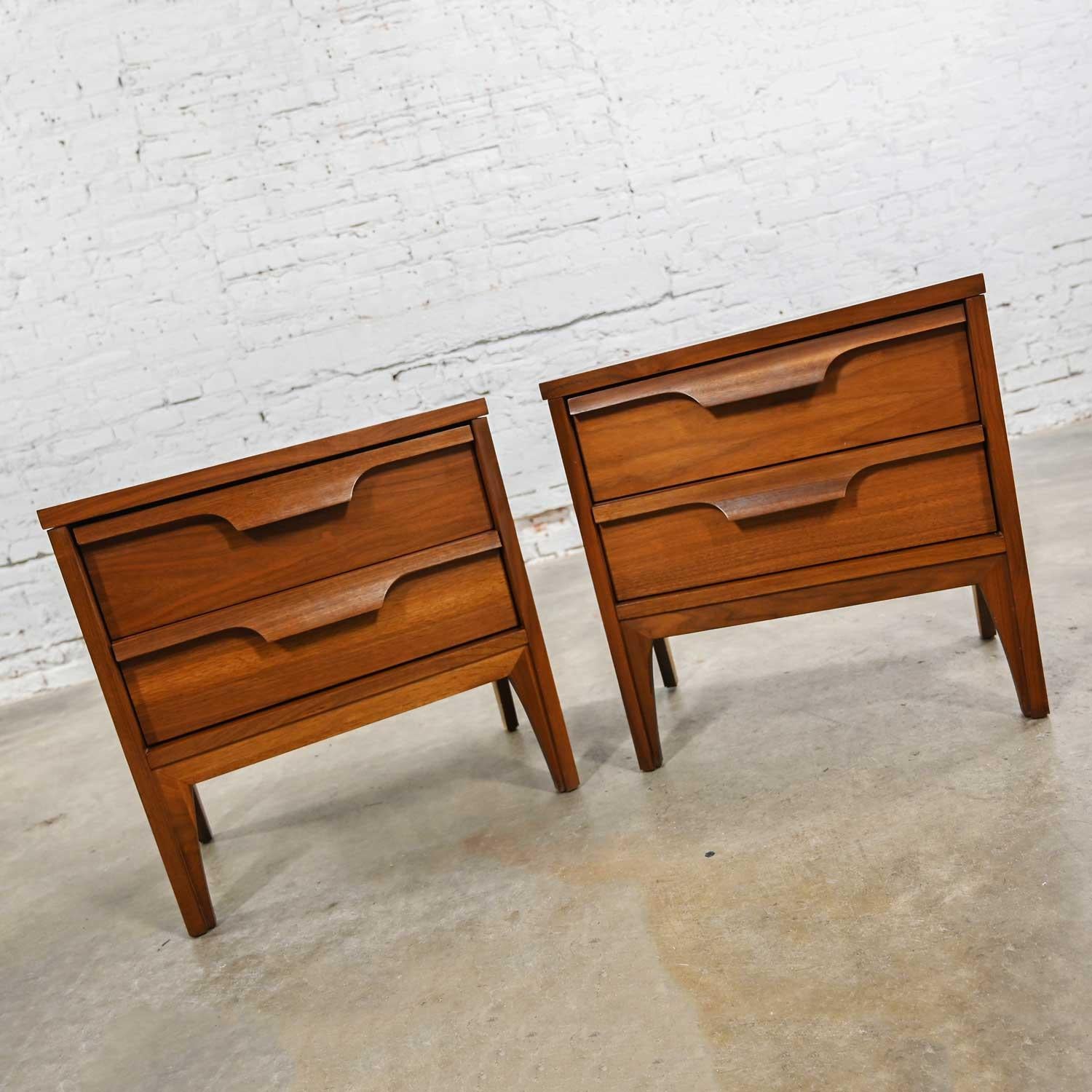 Mid-Century Modern MCM Johnson Carper Fashion Trend Pair of Walnut Nightstands or End Tables