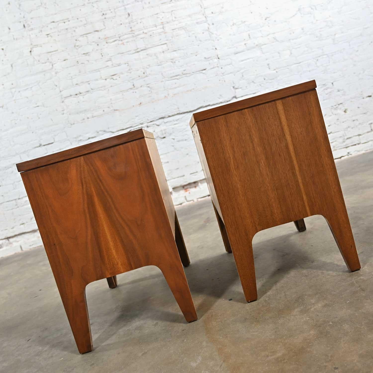 MCM Johnson Carper Fashion Trend Pair of Walnut Nightstands or End Tables In Good Condition In Topeka, KS