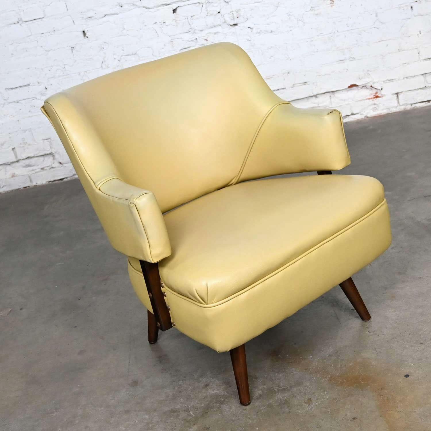 Lovely vintage mid-century modern khaki vinyl faux leather accent or side armchair in the style of Kroehler. Beautiful condition, keeping in mind that this is vintage and not new so will have signs of use and wear. The wood legs and supports have