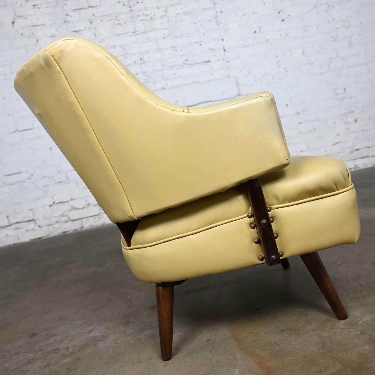 Fauteuil d'appoint ou fauteuil d'appoint MCM en vinyle kaki et faux cuir dans le style de Kroehler Bon état - En vente à Topeka, KS