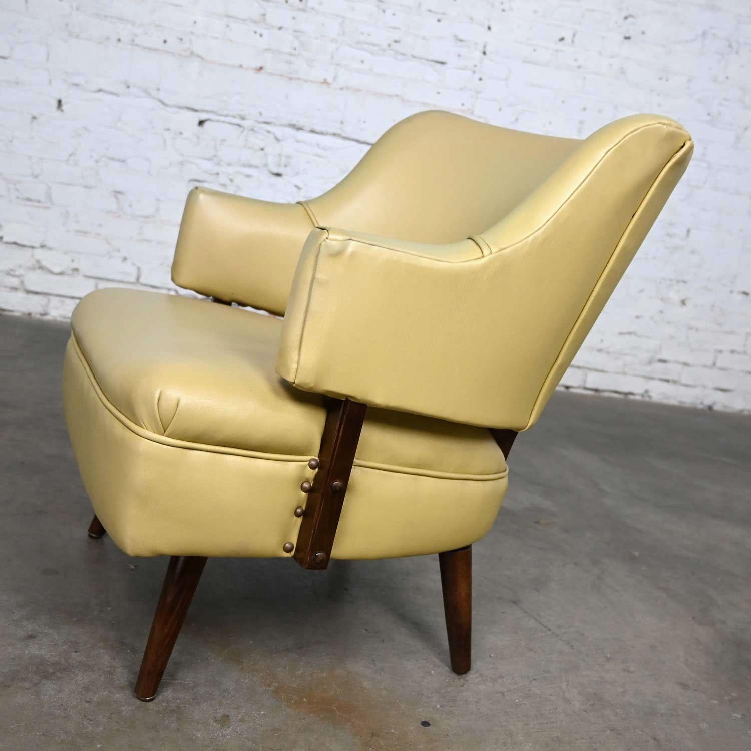 20ième siècle Fauteuil d'appoint ou fauteuil d'appoint MCM en vinyle kaki et faux cuir dans le style de Kroehler en vente