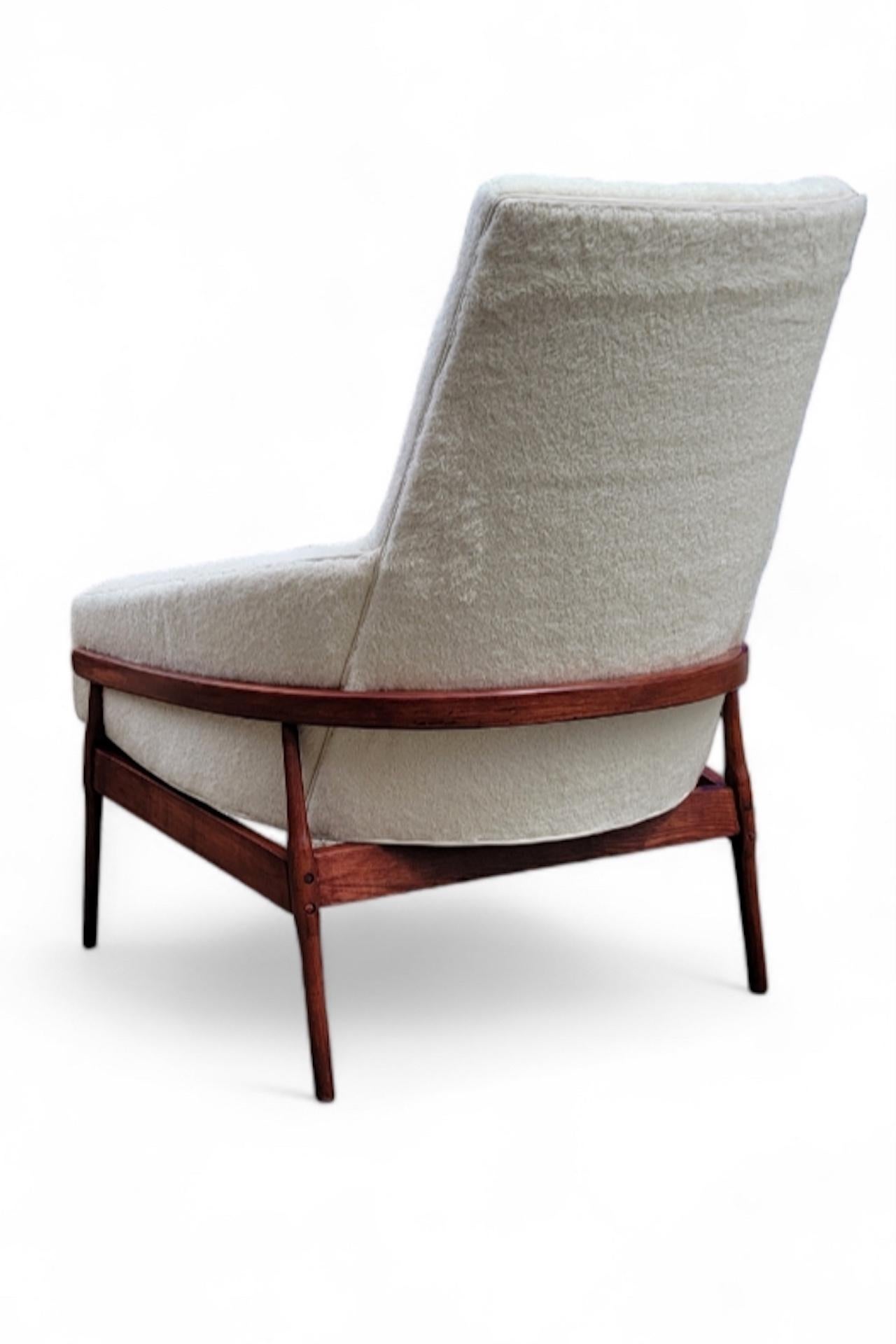 Americano Sedia da salotto con schienale alto Lawrence Peabody MCM appena rivestita in vendita