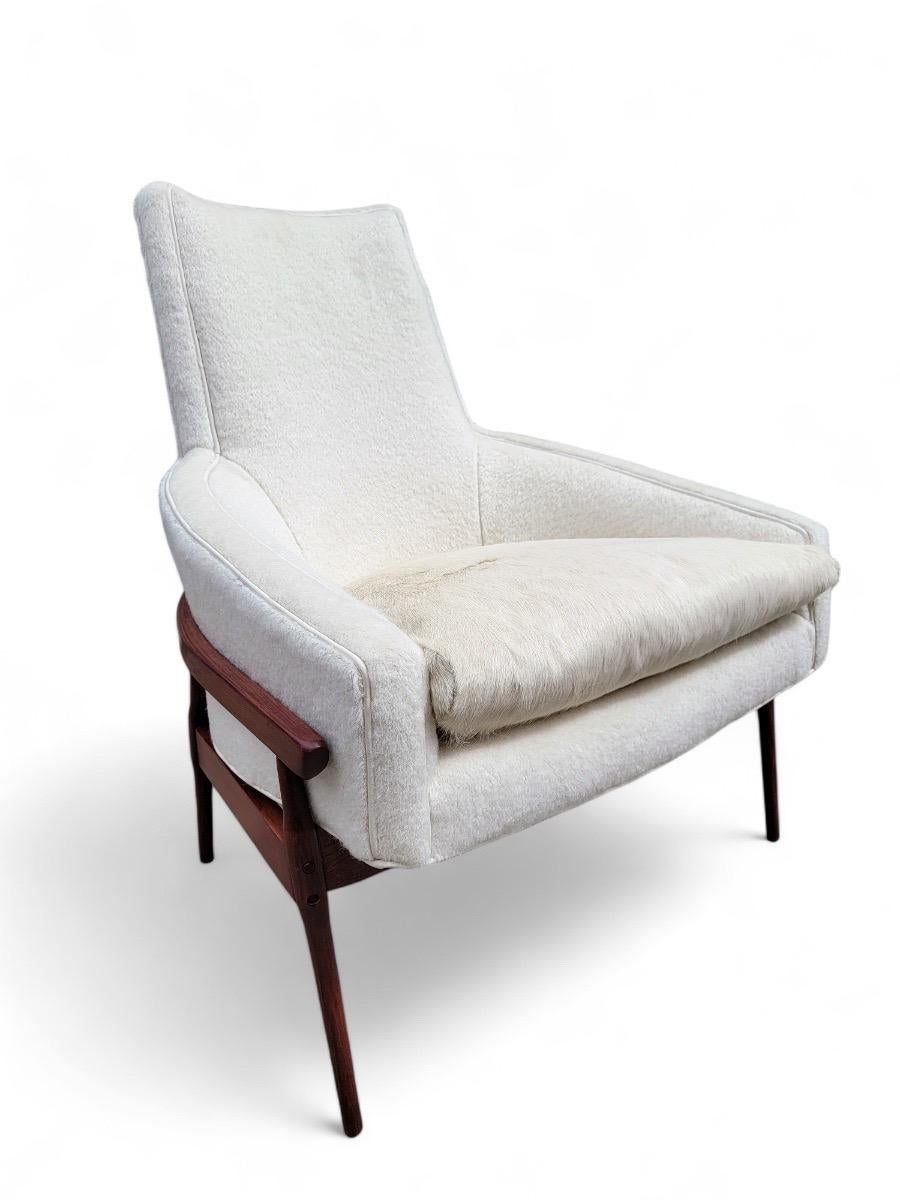 Chaises longues à dossier haut et bas MCM d'après Lawrence Peabody nouvellement tapissées en laine de mouton avec ceinture en cuir et peau de vache - Lot de 2

Améliorez votre espace de vie avec cet ensemble de deux fauteuils à dossier haut et bas