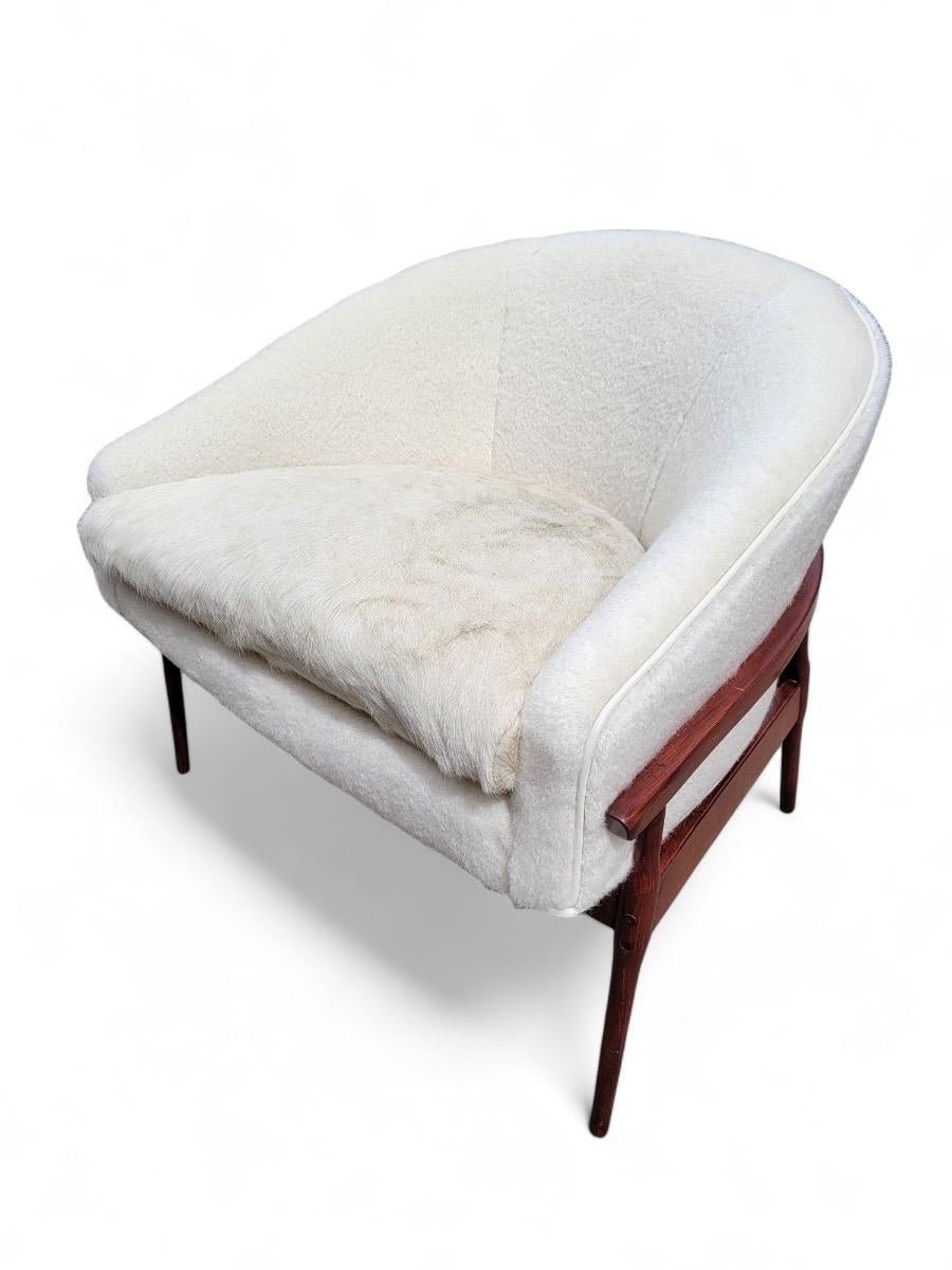 20ième siècle MCM Lawrence Peabody Style High & Low  Fauteuils-lits à dossier nouvellement rembourrés - Lot de 2 en vente