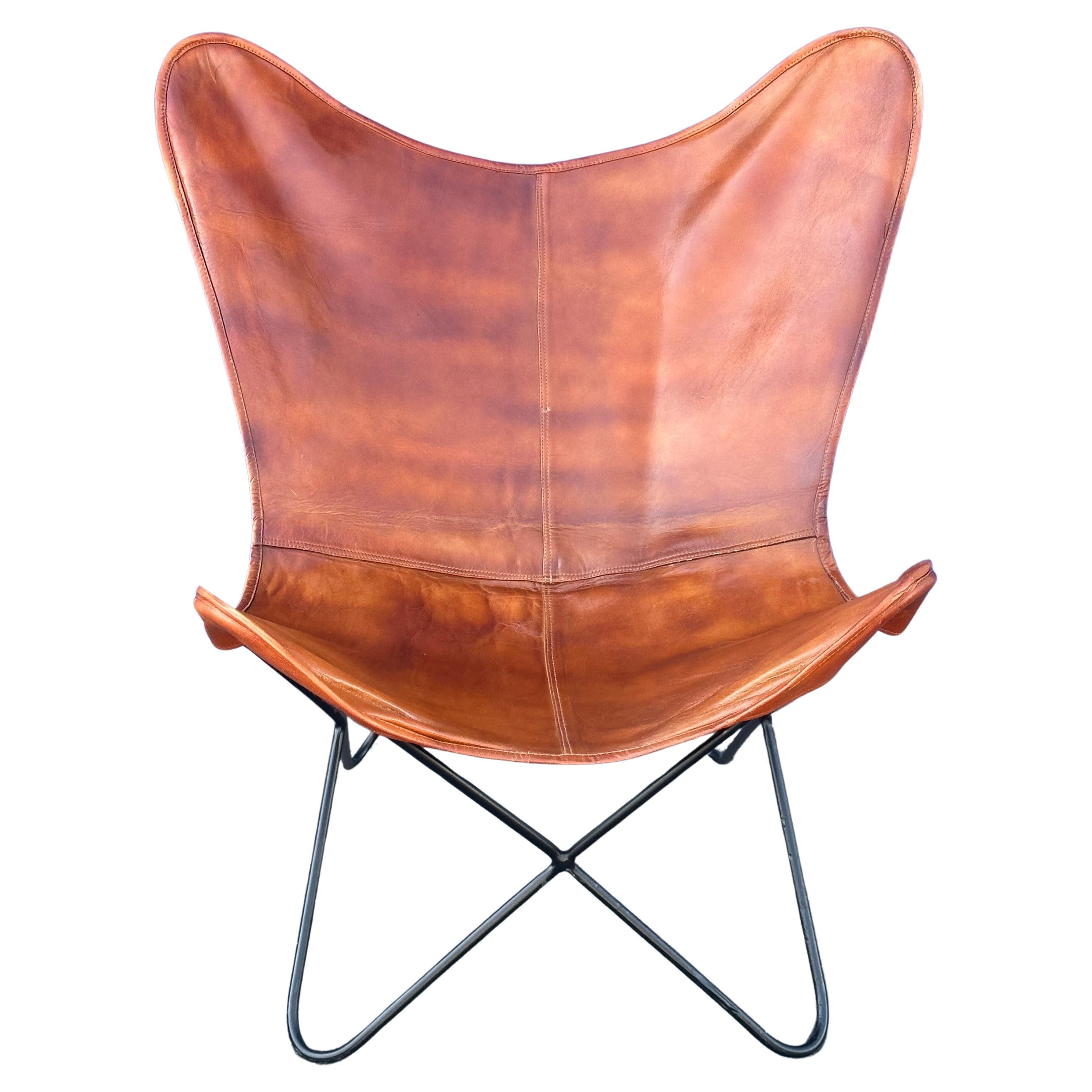 Mid-Century Modern Chaise papillon en cuir et fer de MCM en vente