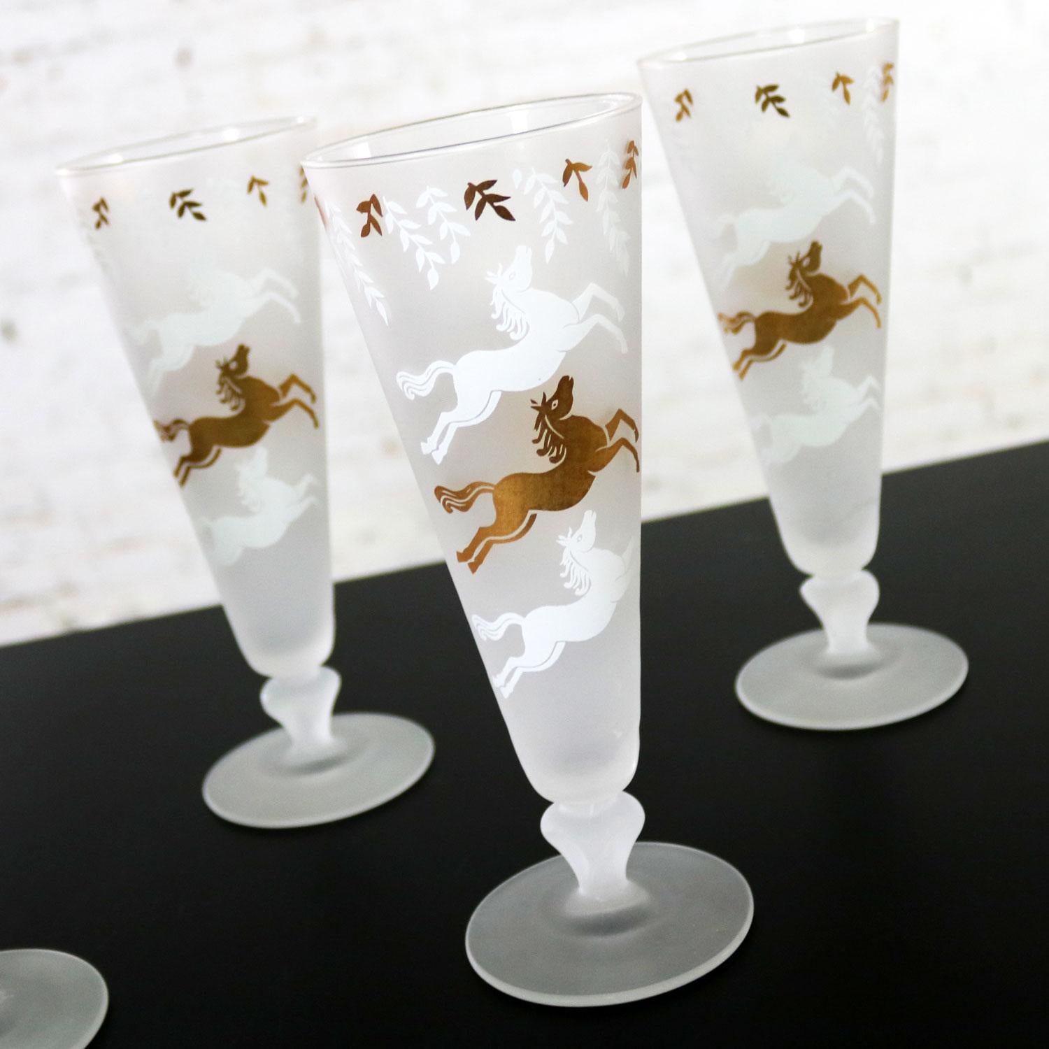 MCM Libbey Cavalcade-Cocktailgläser mit Schaukelpferdchen in Gold und Weiß, Pilsner Collins (Mattiert) im Angebot