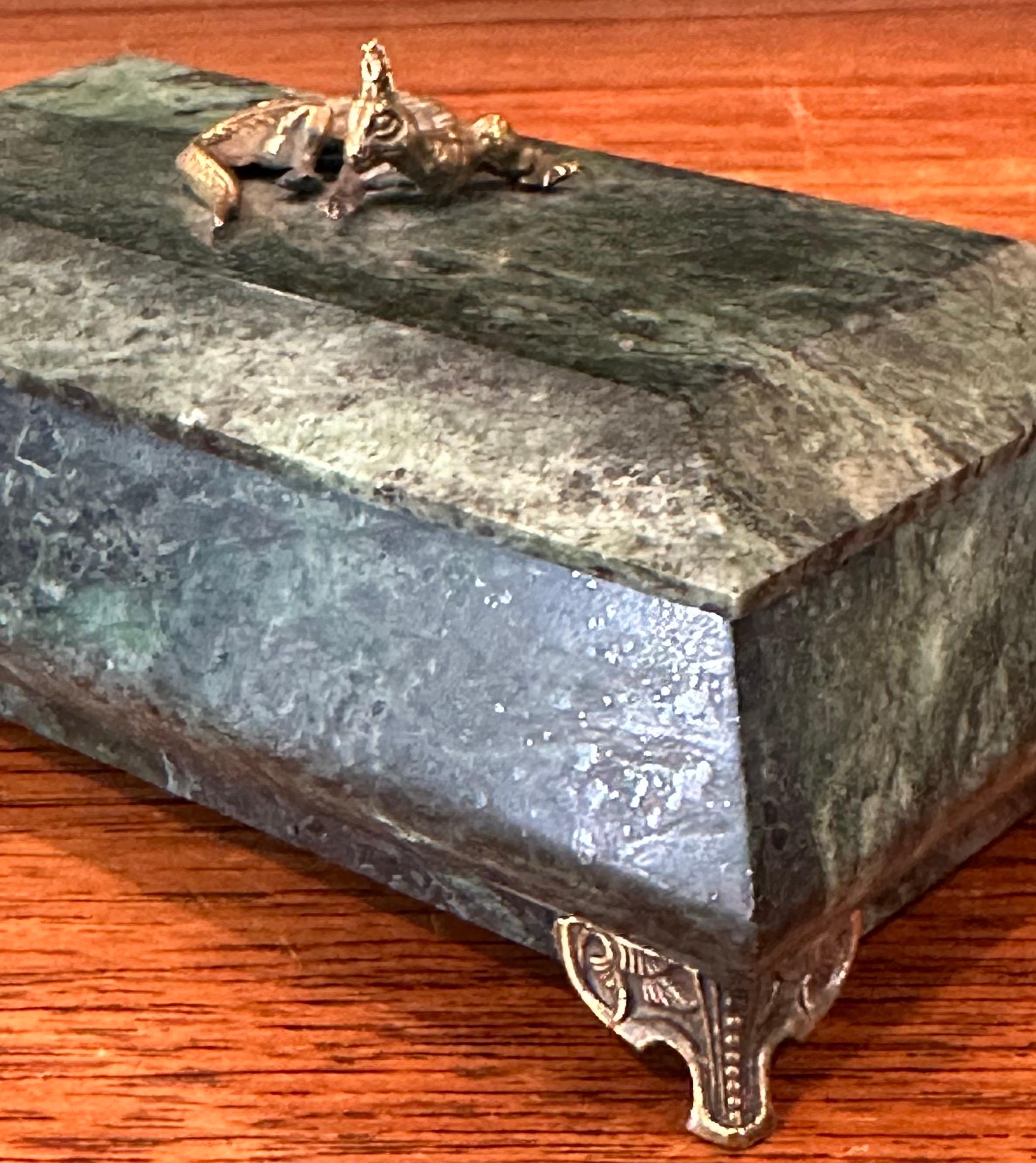 Caja de baratijas MCM de mármol verde con tapa y detalles de latón en venta 3