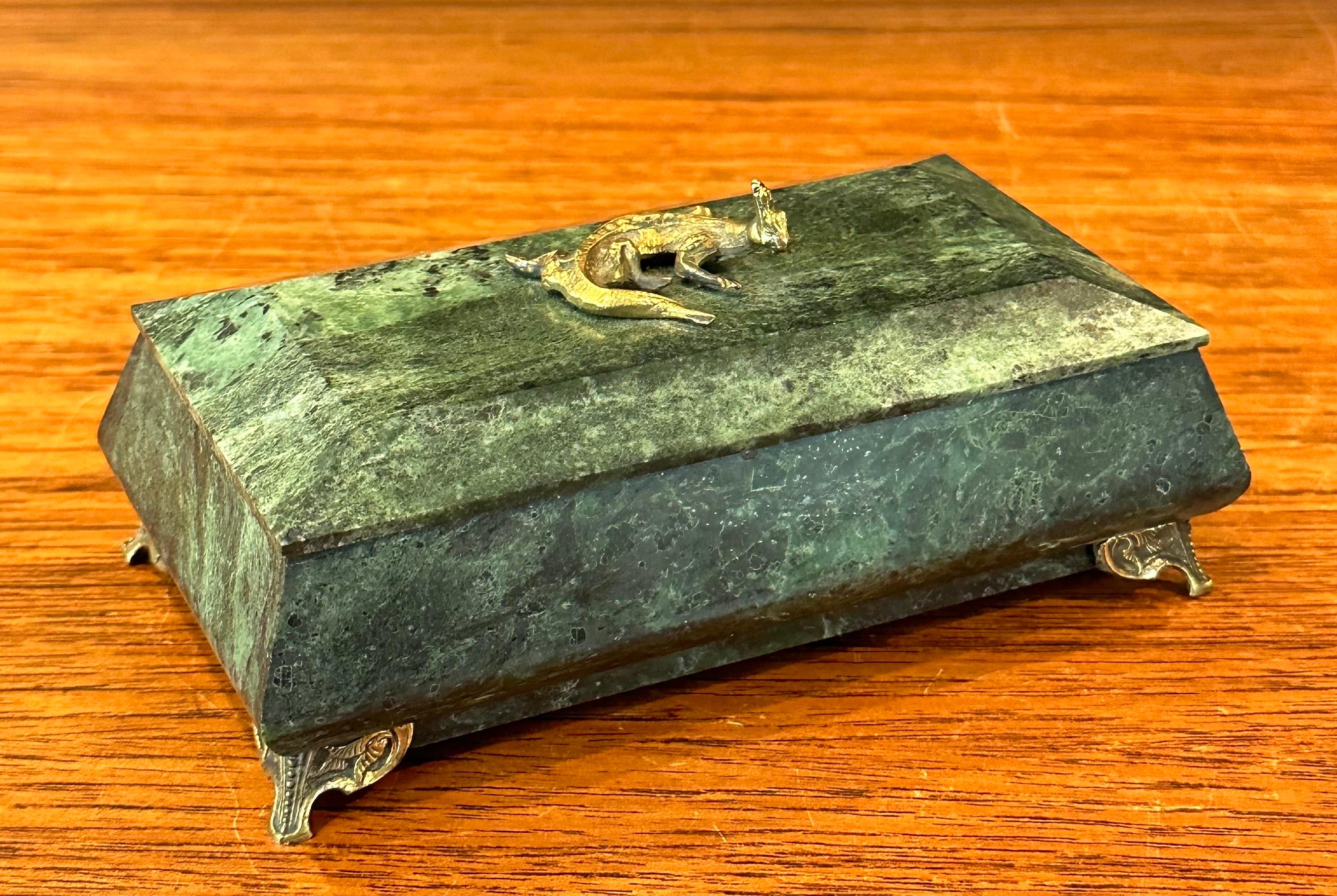 Caja de baratijas MCM de mármol verde con tapa y detalles de latón en venta 5