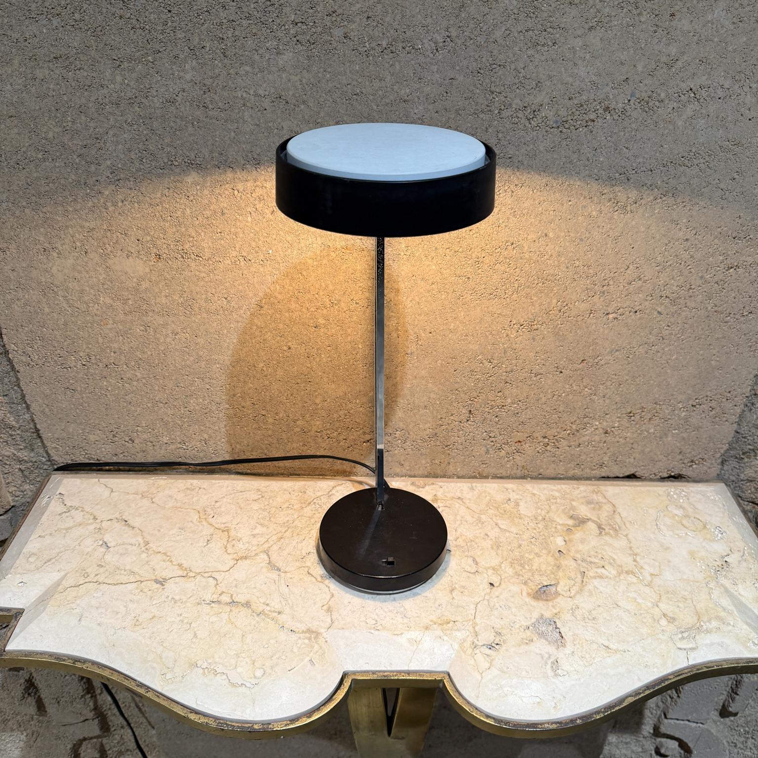 AMBIANIC presents
Desk Task lamp by Lightolier. 
Maker stamped Lightolier US and Japan
Modernist design
Lamp is adjustable
Tested and working
Includes a new bulb 
Please refer to the images for details. 
Overall lamp is in good condition with normal