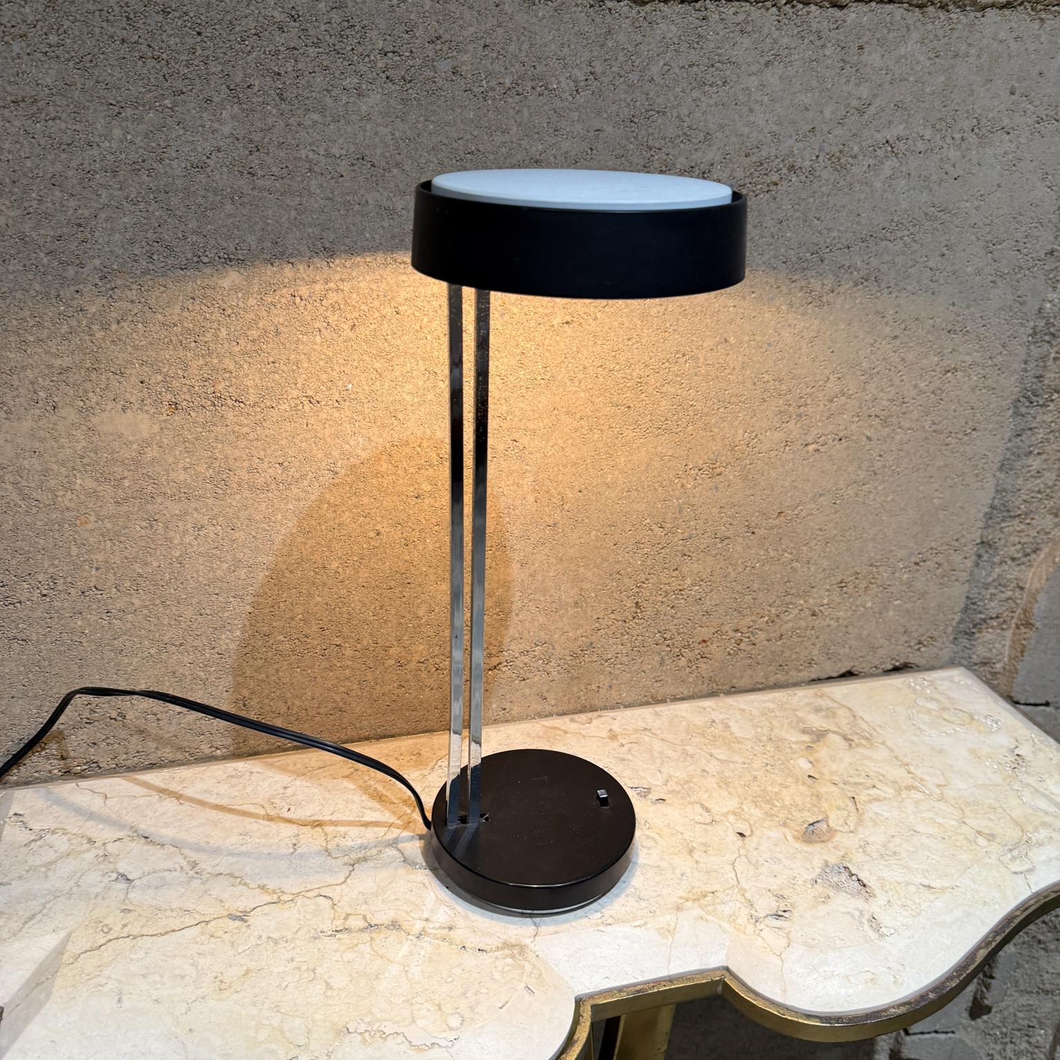 Mid-Century Modern MCM Modernist Lightolier Adjustable Desk  Table Task Lamp For Sale