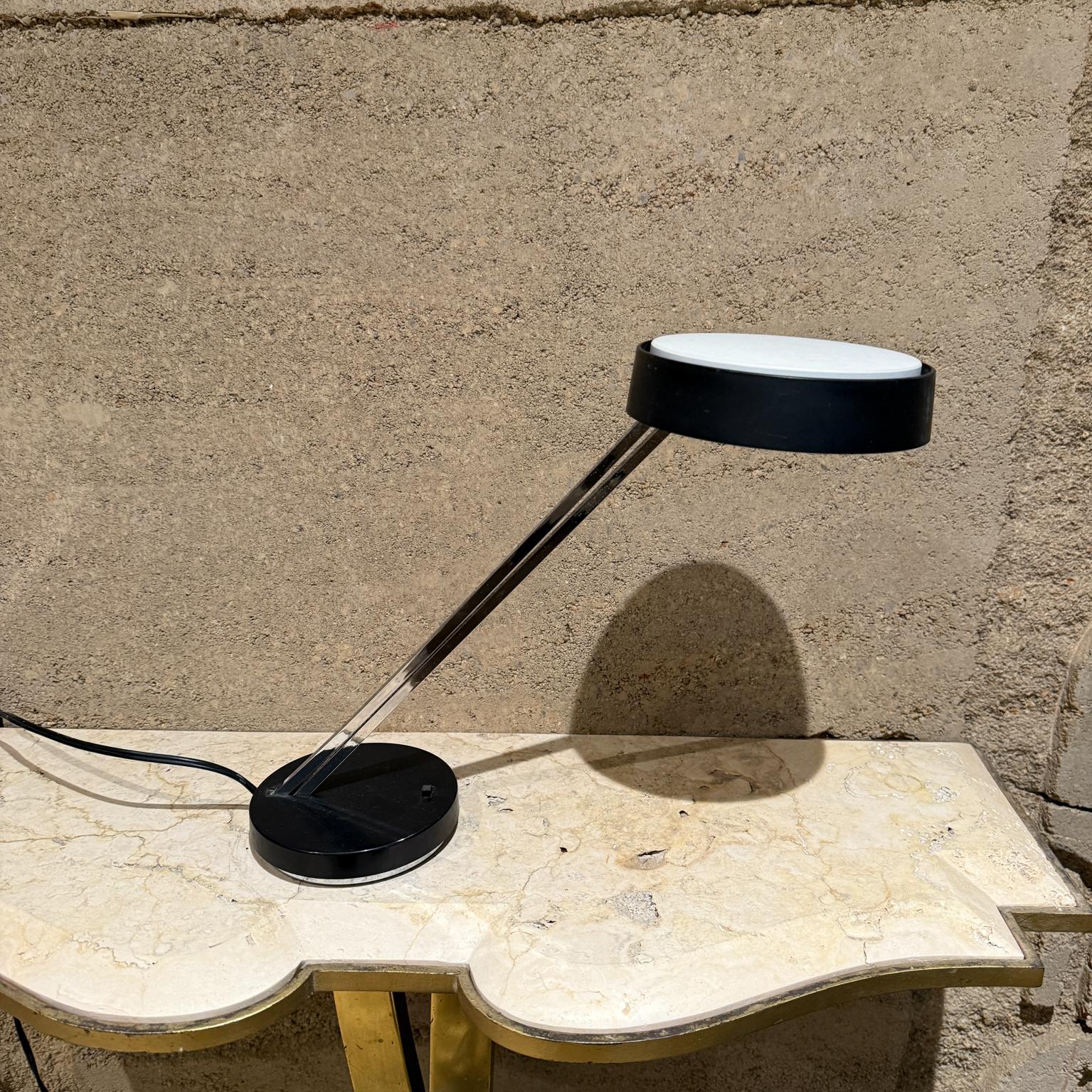 MCM Modernist Lightolier Adjustable Desk  Table Task Lamp In Good Condition For Sale In Chula Vista, CA