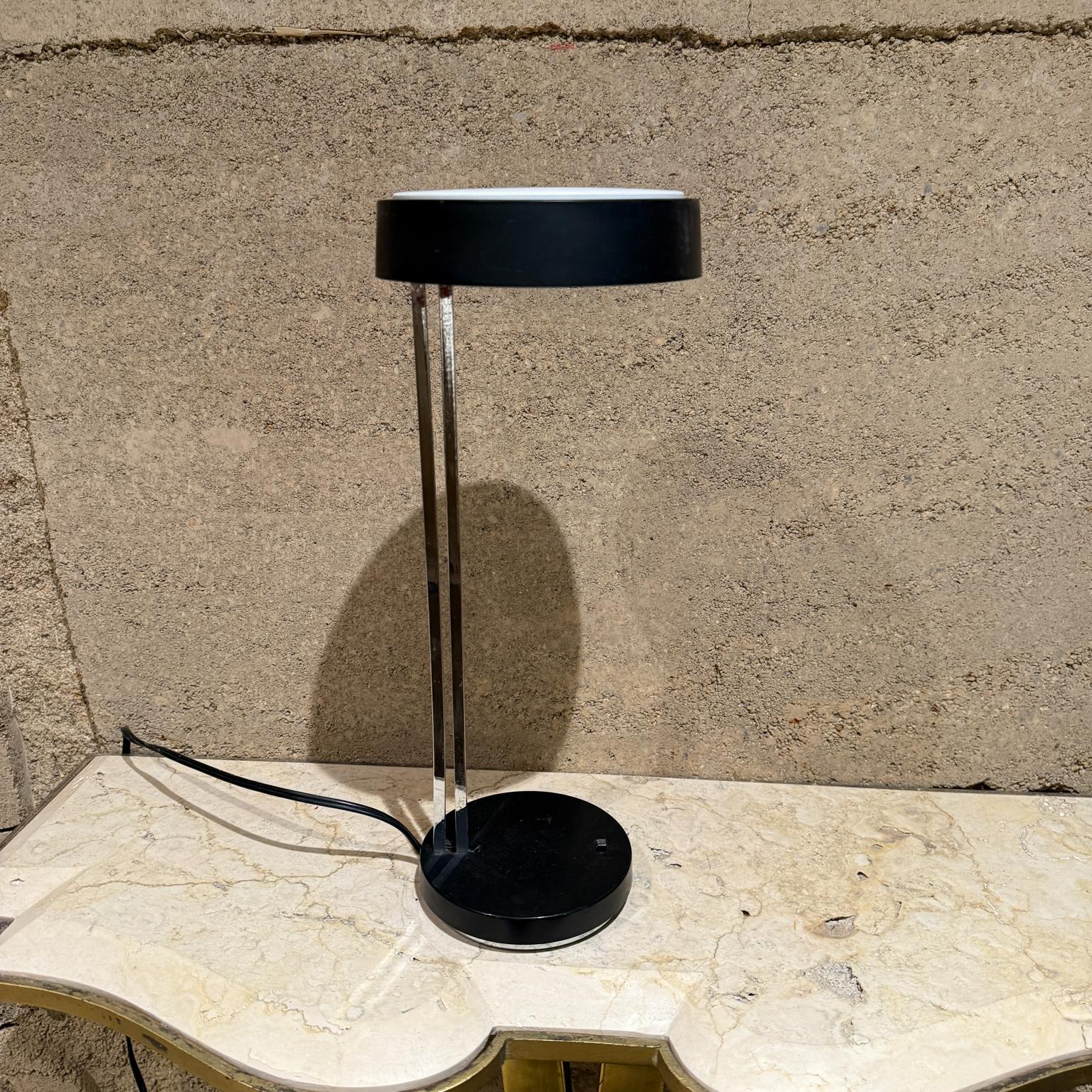 20th Century MCM Modernist Lightolier Adjustable Desk  Table Task Lamp For Sale